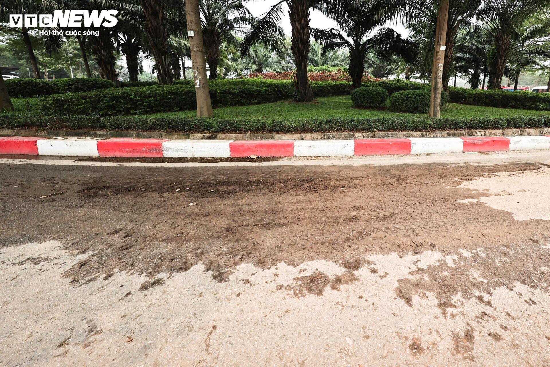 Xe tải chạy ngày đêm, cuốn bụi phủ trắng con phố ở Hà Nội - 6