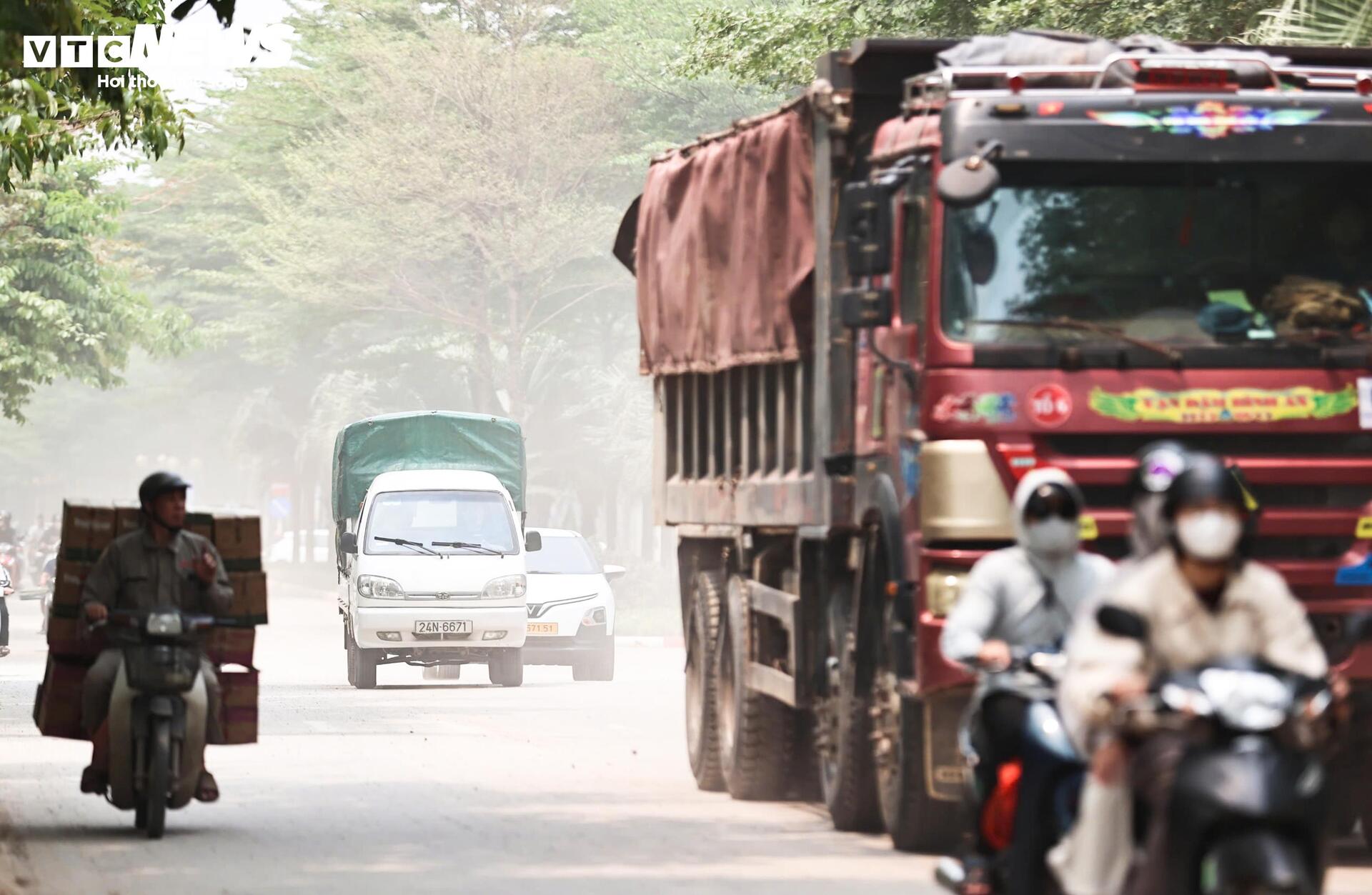 Xe tải chạy ngày đêm, cuốn bụi phủ trắng con phố ở Hà Nội - 1