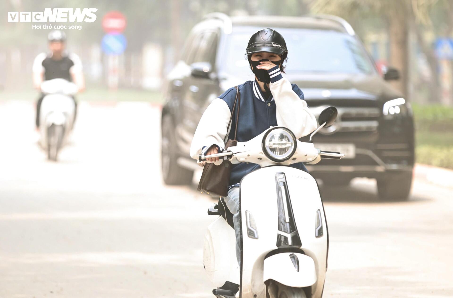 Xe tải chạy ngày đêm, cuốn bụi phủ trắng con phố ở Hà Nội - 7