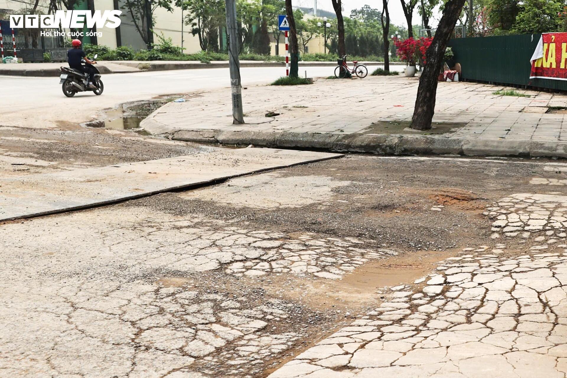 Xe tải chạy ngày đêm, cuốn bụi phủ trắng con phố ở Hà Nội - 11