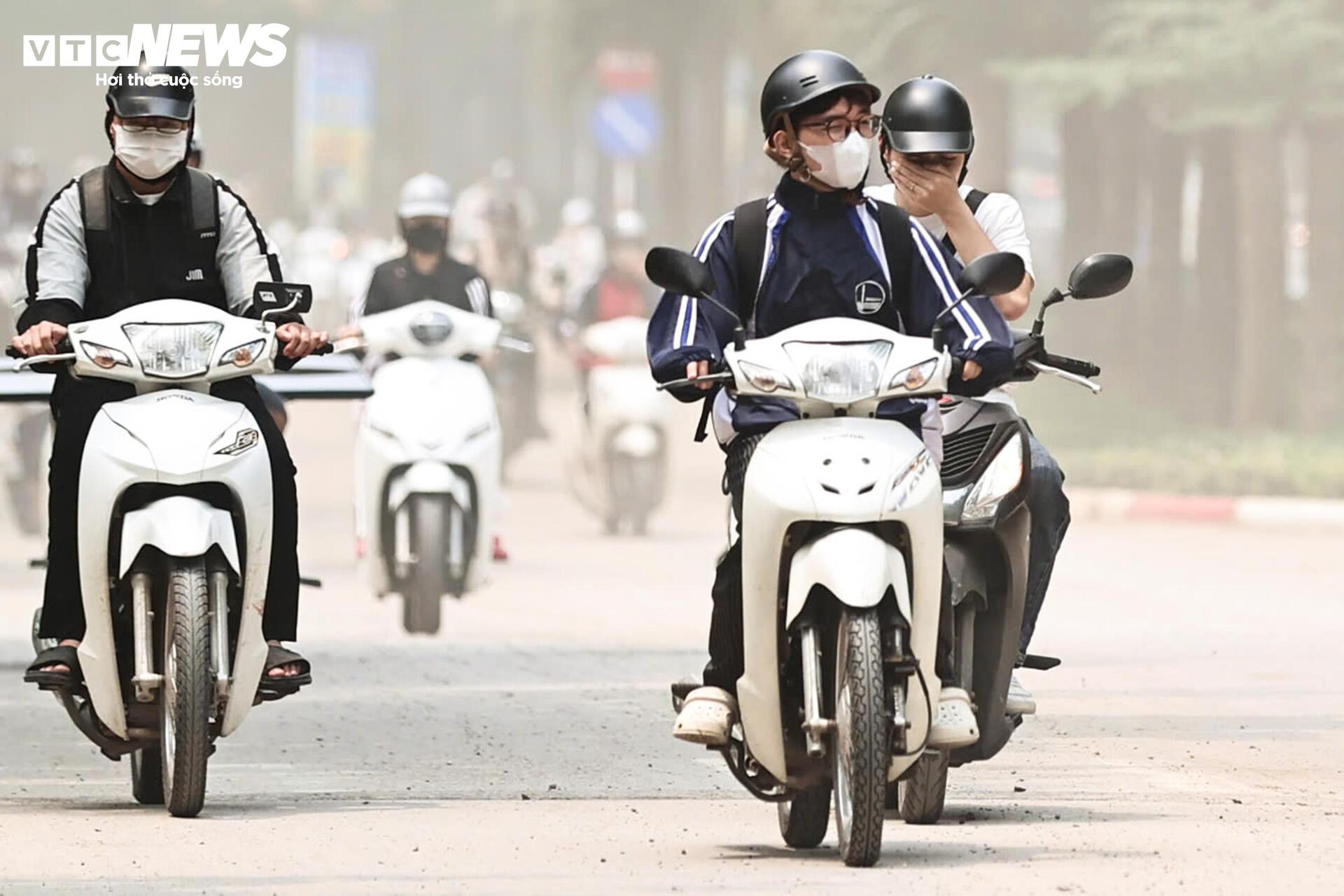 Xe tải chạy ngày đêm, cuốn bụi phủ trắng con phố ở Hà Nội - 12