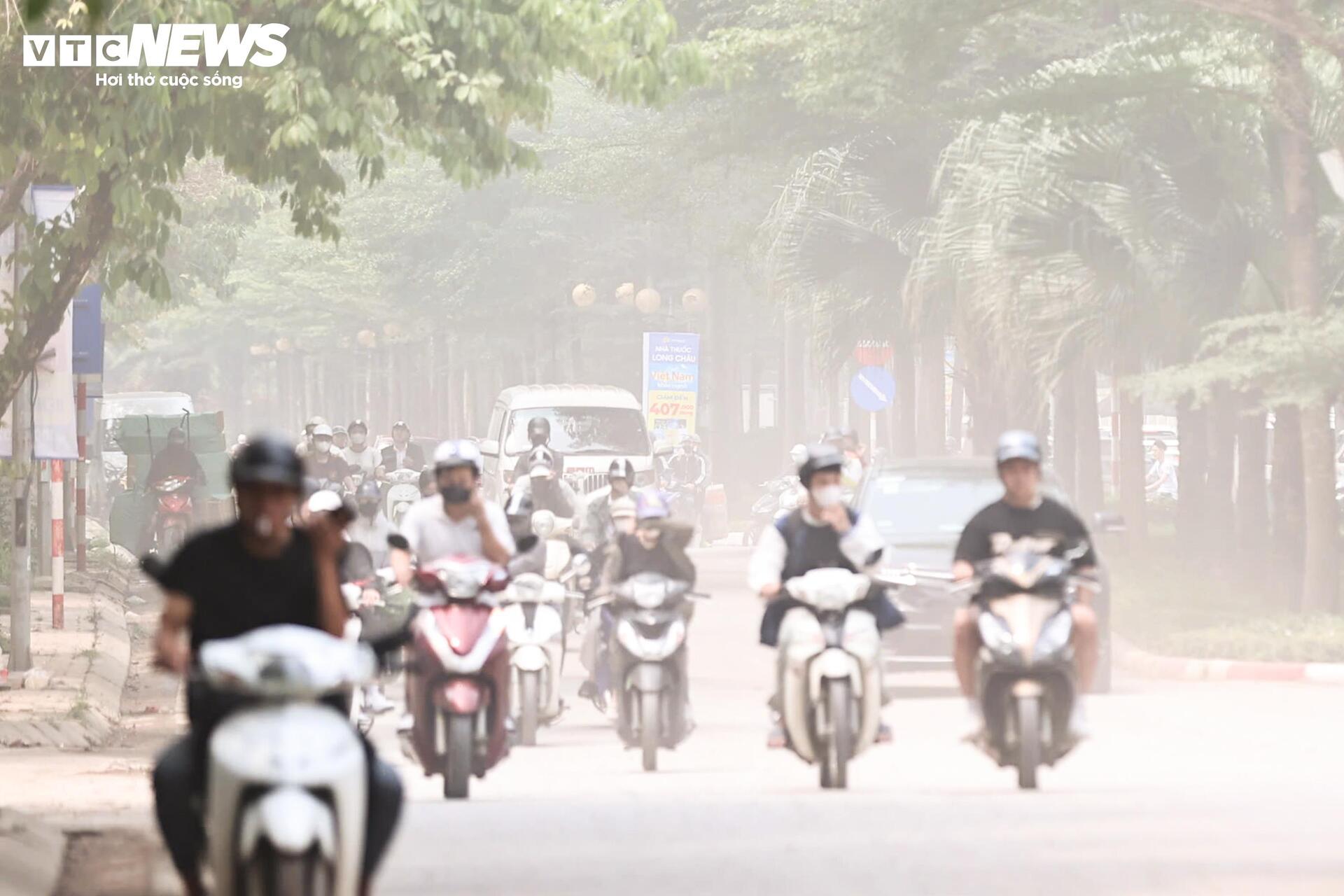 Xe tải chạy ngày đêm, cuốn bụi phủ trắng con phố ở Hà Nội - 14