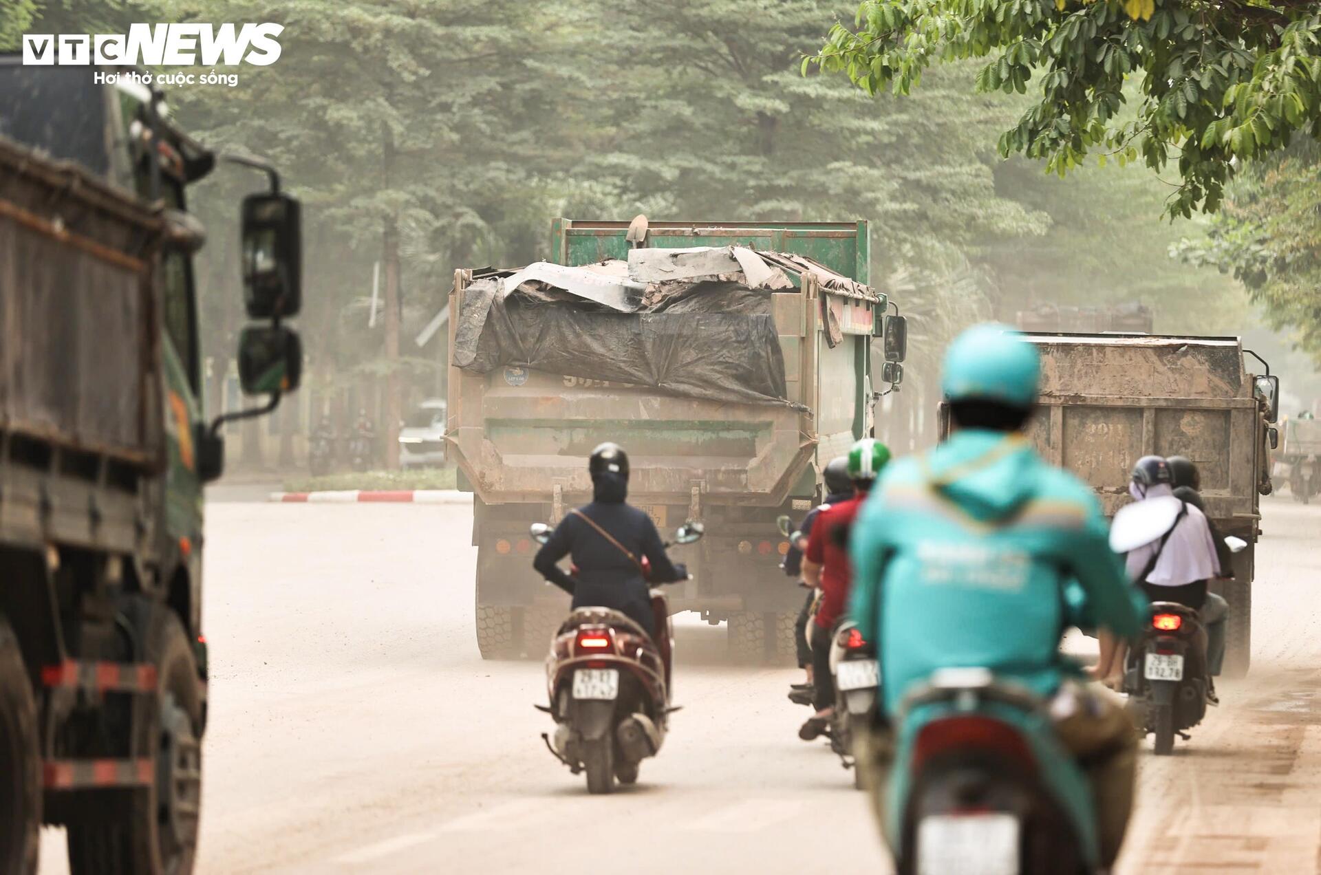 Xe tải chạy ngày đêm, cuốn bụi phủ trắng con phố ở Hà Nội - 13