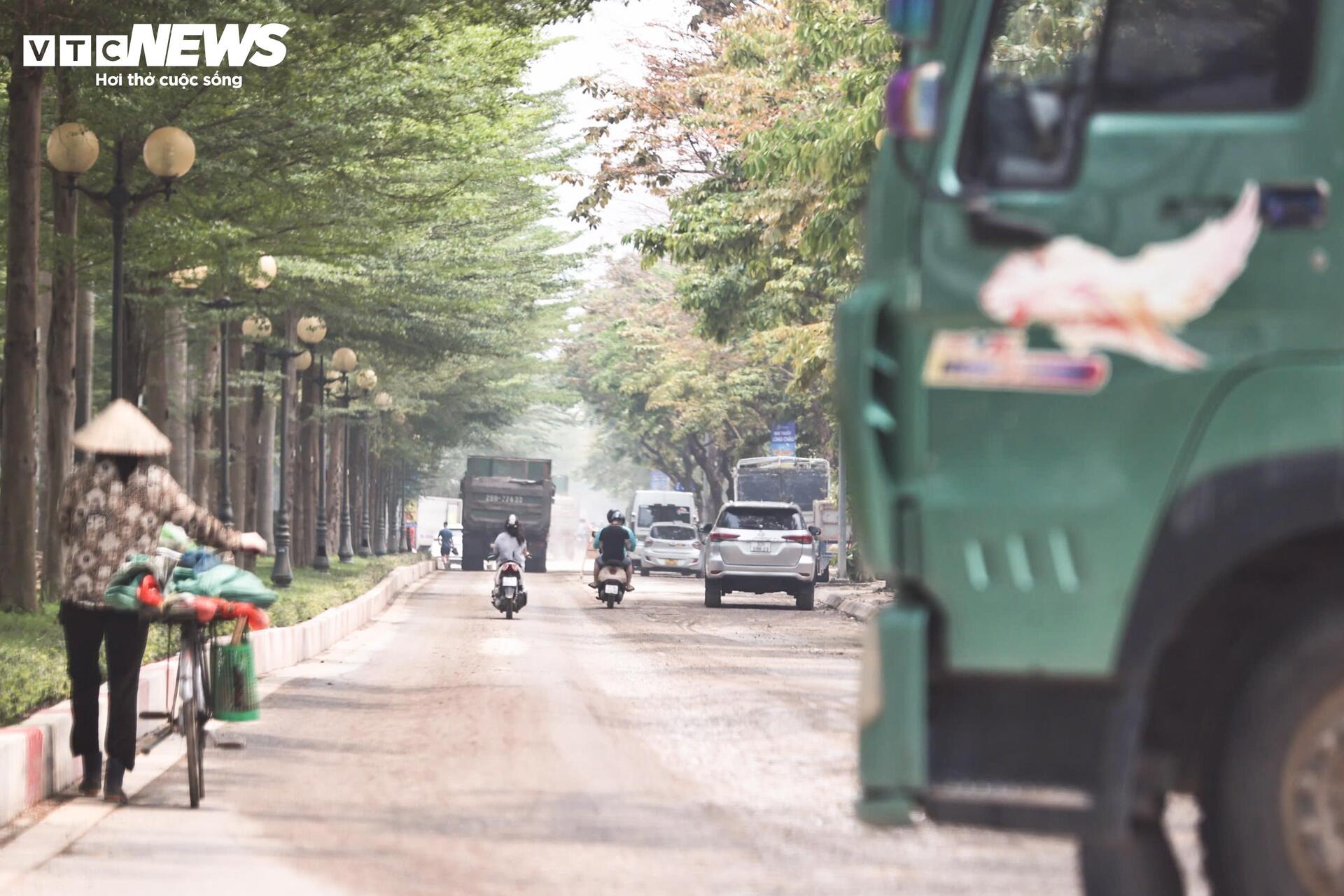 Xe tải chạy ngày đêm, cuốn bụi phủ trắng con phố ở Hà Nội - 2