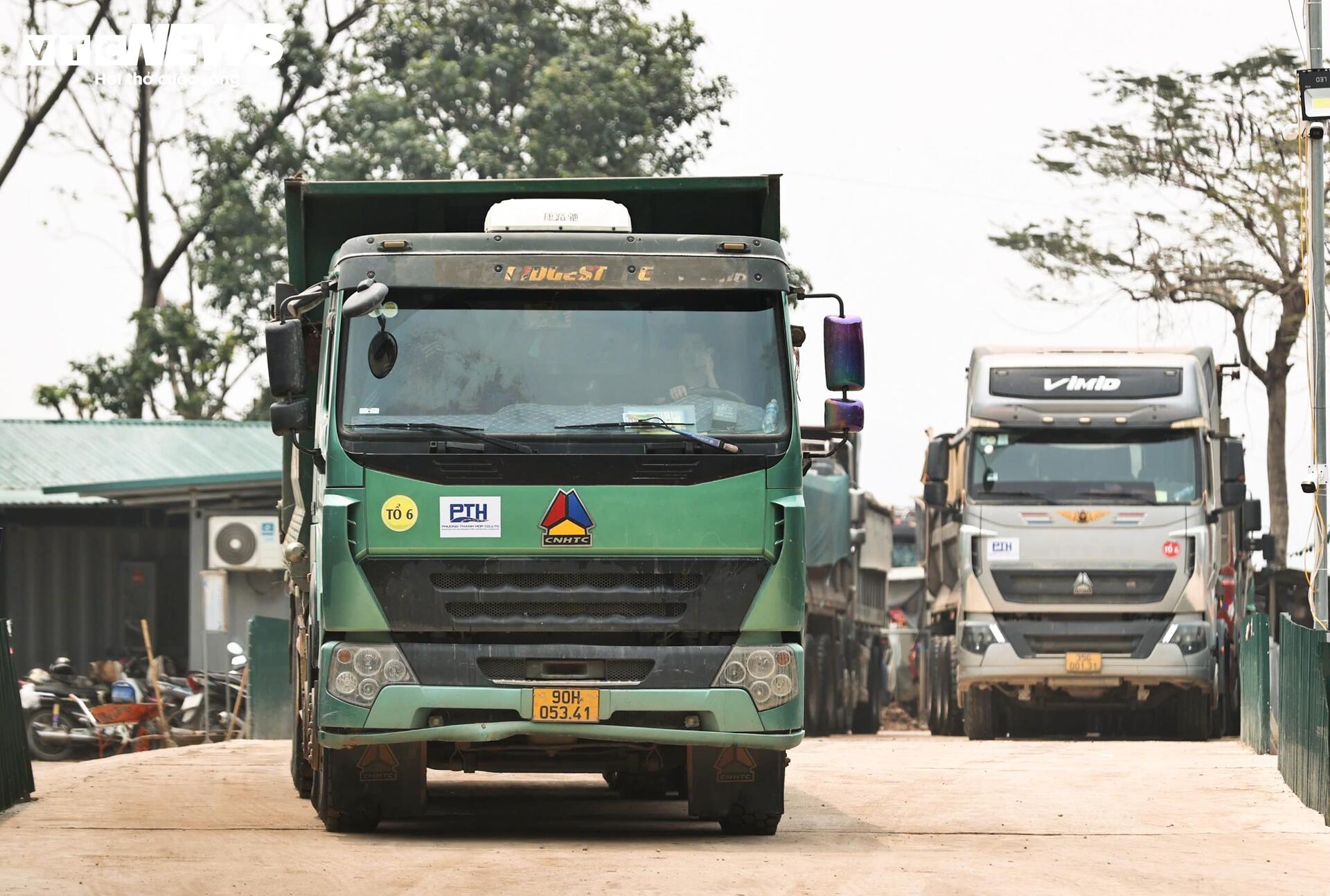 Xe tải chạy ngày đêm, cuốn bụi phủ trắng con phố ở Hà Nội - 3