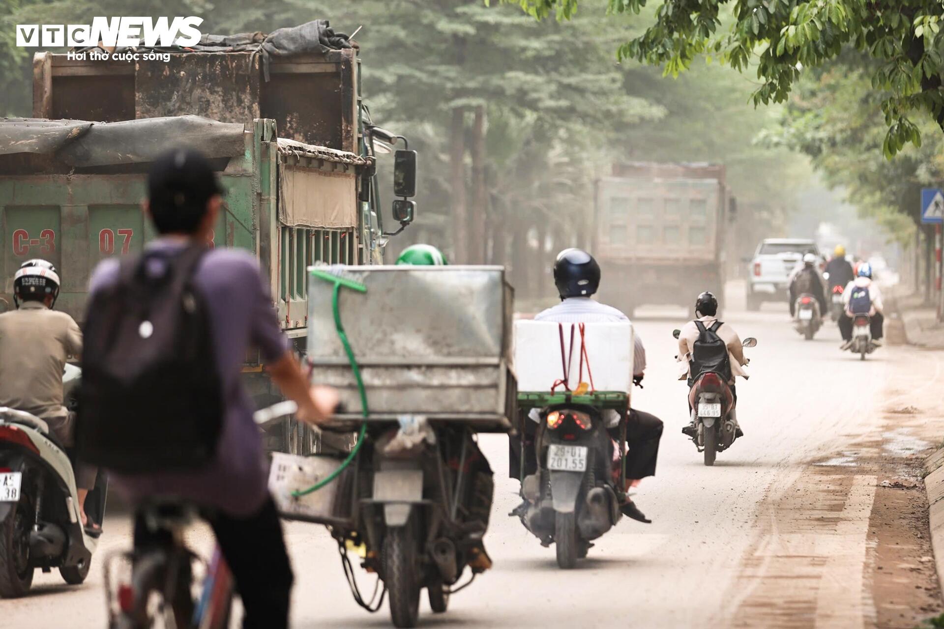 Xe tải chạy ngày đêm, cuốn bụi phủ trắng con phố ở Hà Nội - 4
