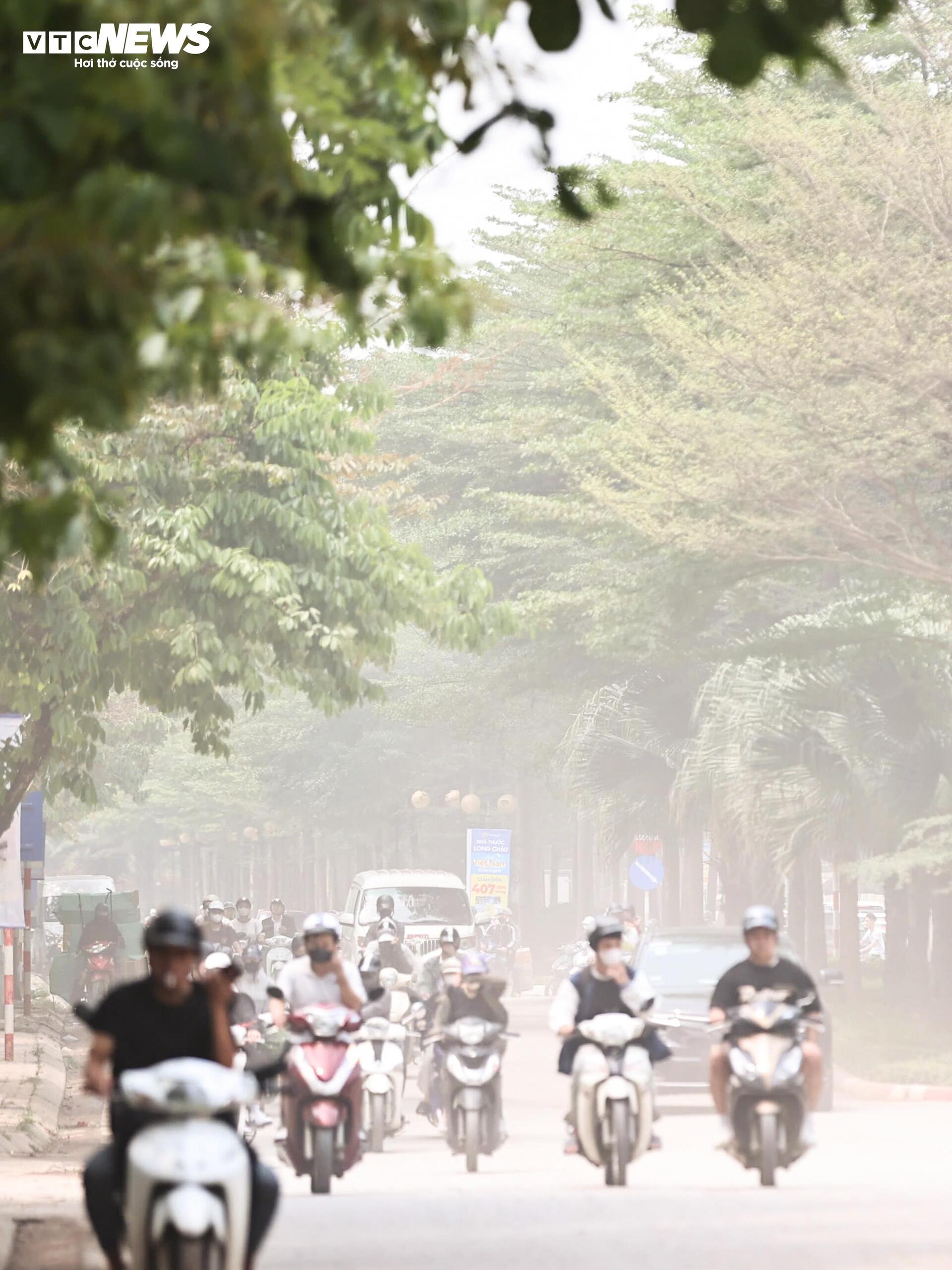 Xe tải chạy ngày đêm, cuốn bụi phủ trắng con phố ở Hà Nội - 8