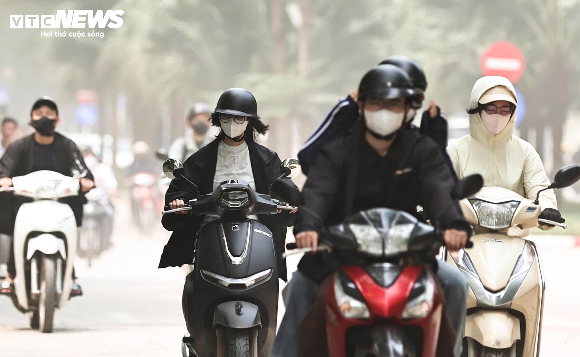 Xe tải chạy ngày đêm, cuốn bụi phủ trắng con phố ở Hà Nội - 9