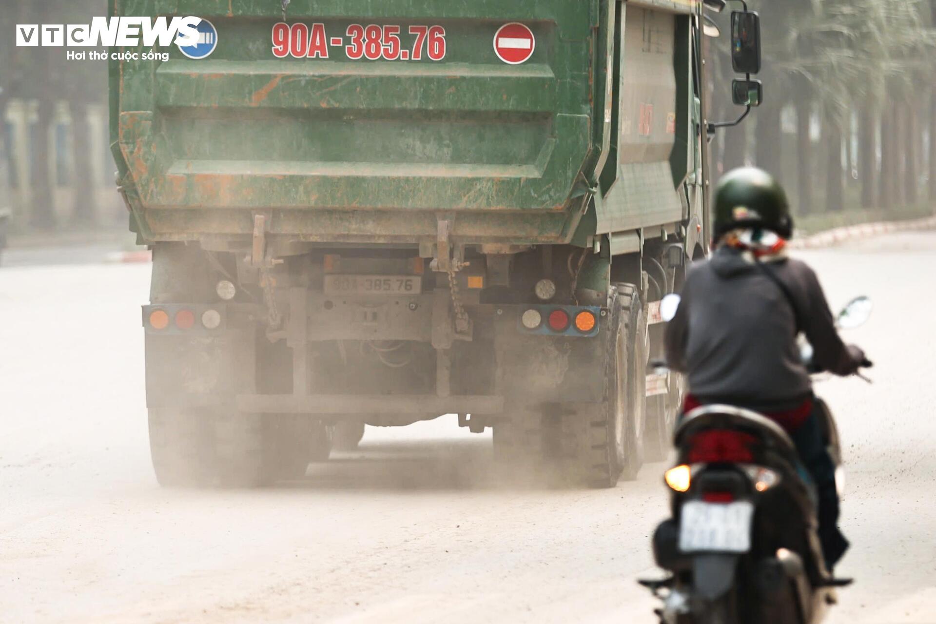 Xe tải chạy ngày đêm, cuốn bụi phủ trắng con phố ở Hà Nội - 10