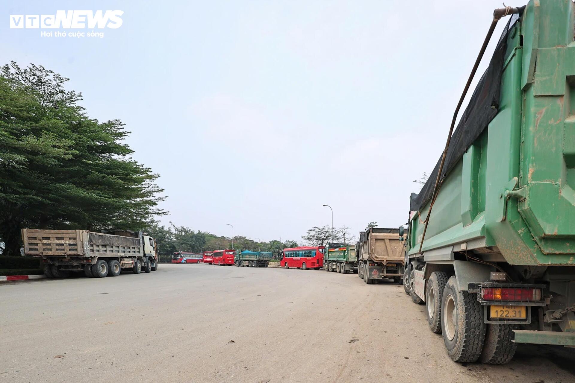 Xe tải chạy ngày đêm, cuốn bụi phủ trắng con phố ở Hà Nội - 5