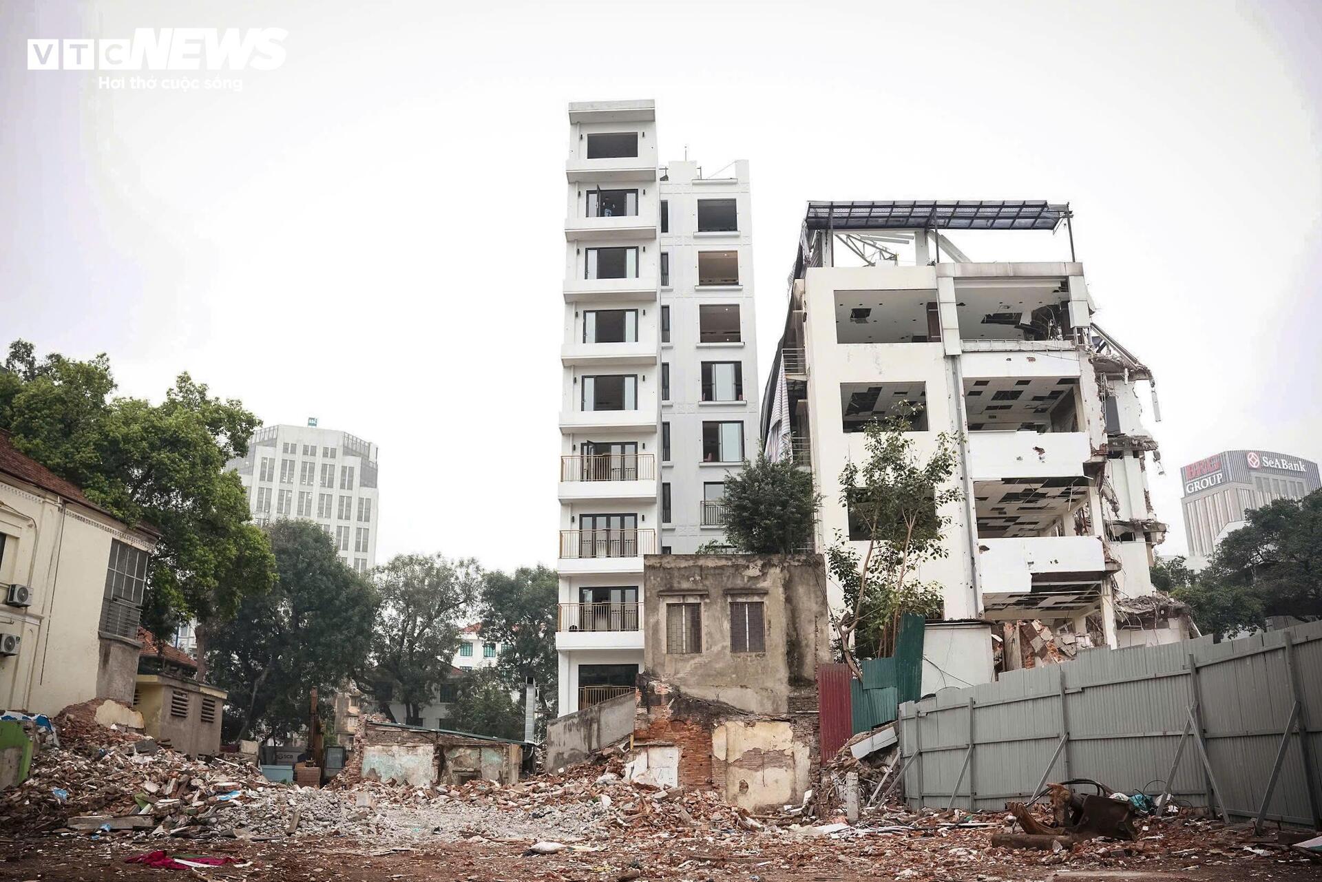 Tháo dỡ khách sạn 10 tầng ở 'đất vàng' ven hồ Gươm - 1