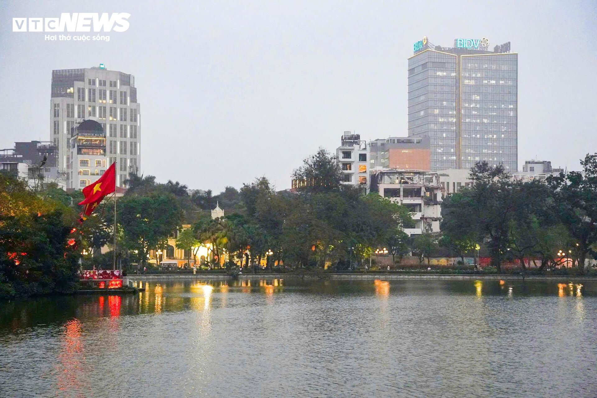 Tháo dỡ khách sạn 10 tầng ở 'đất vàng' ven hồ Gươm - 3