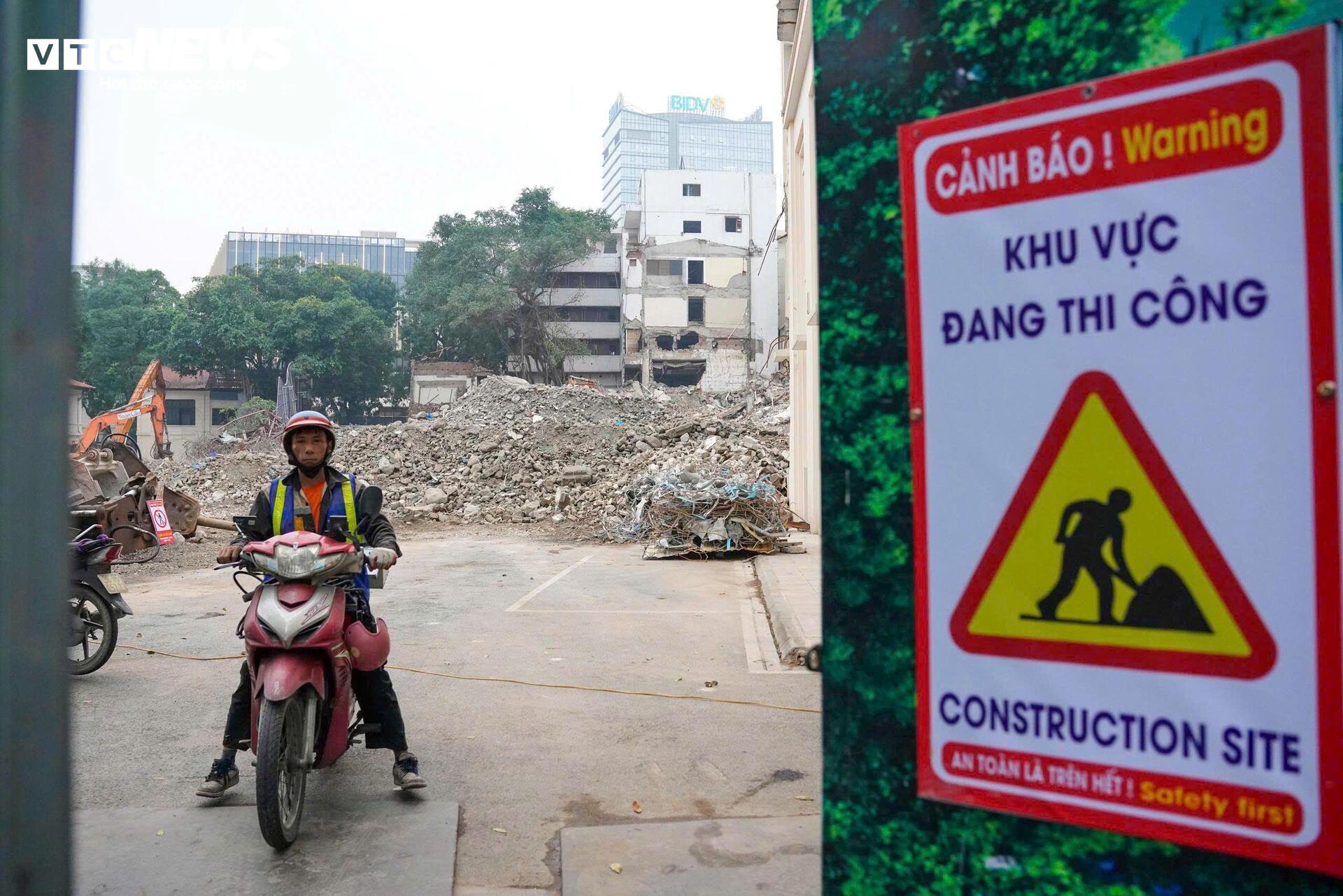 Tháo dỡ khách sạn 10 tầng ở 'đất vàng' ven hồ Gươm - 7