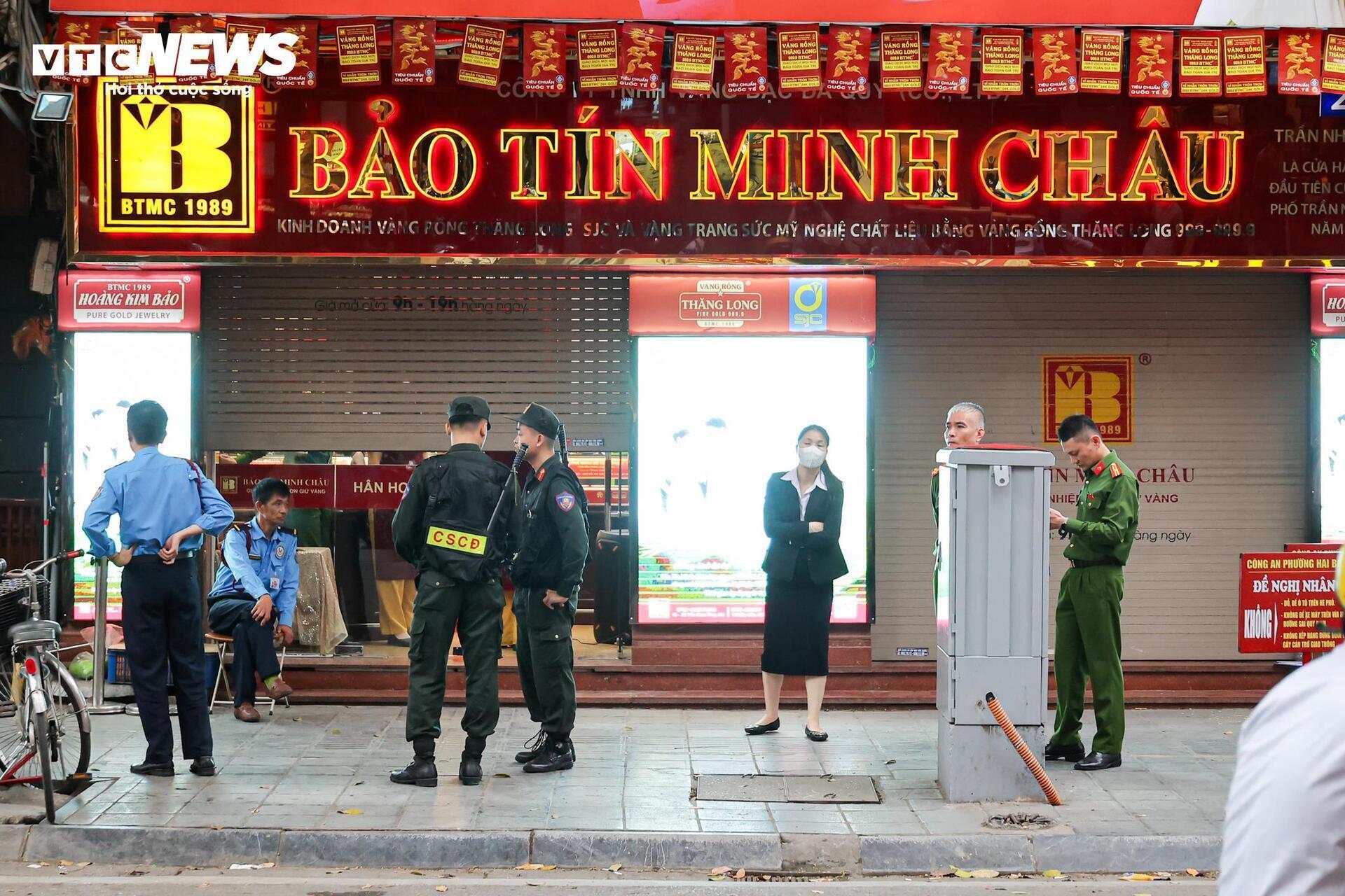 Công an thu giữ nhiều tài liệu tại Công ty Bảo Tín Minh Châu.