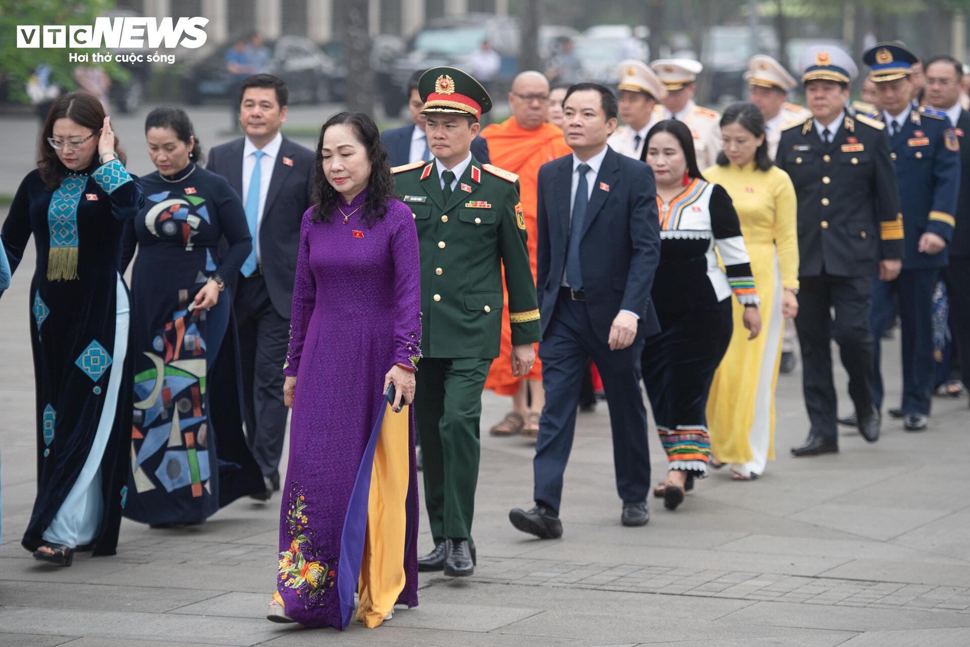 Lãnh đạo Đảng, Nhà nước, đại biểu Quốc hội vào Lăng viếng Chủ tịch Hồ Chí Minh - 5