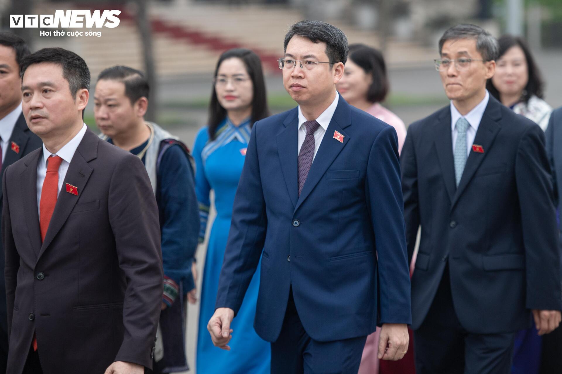 Lãnh đạo Đảng, Nhà nước, đại biểu Quốc hội vào Lăng viếng Chủ tịch Hồ Chí Minh - 7