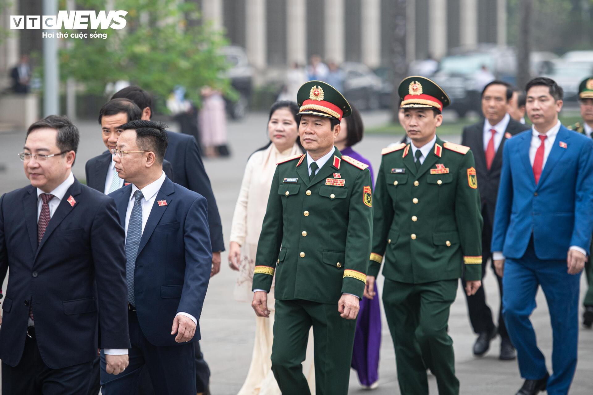 Lãnh đạo Đảng, Nhà nước, đại biểu Quốc hội vào Lăng viếng Chủ tịch Hồ Chí Minh - 4