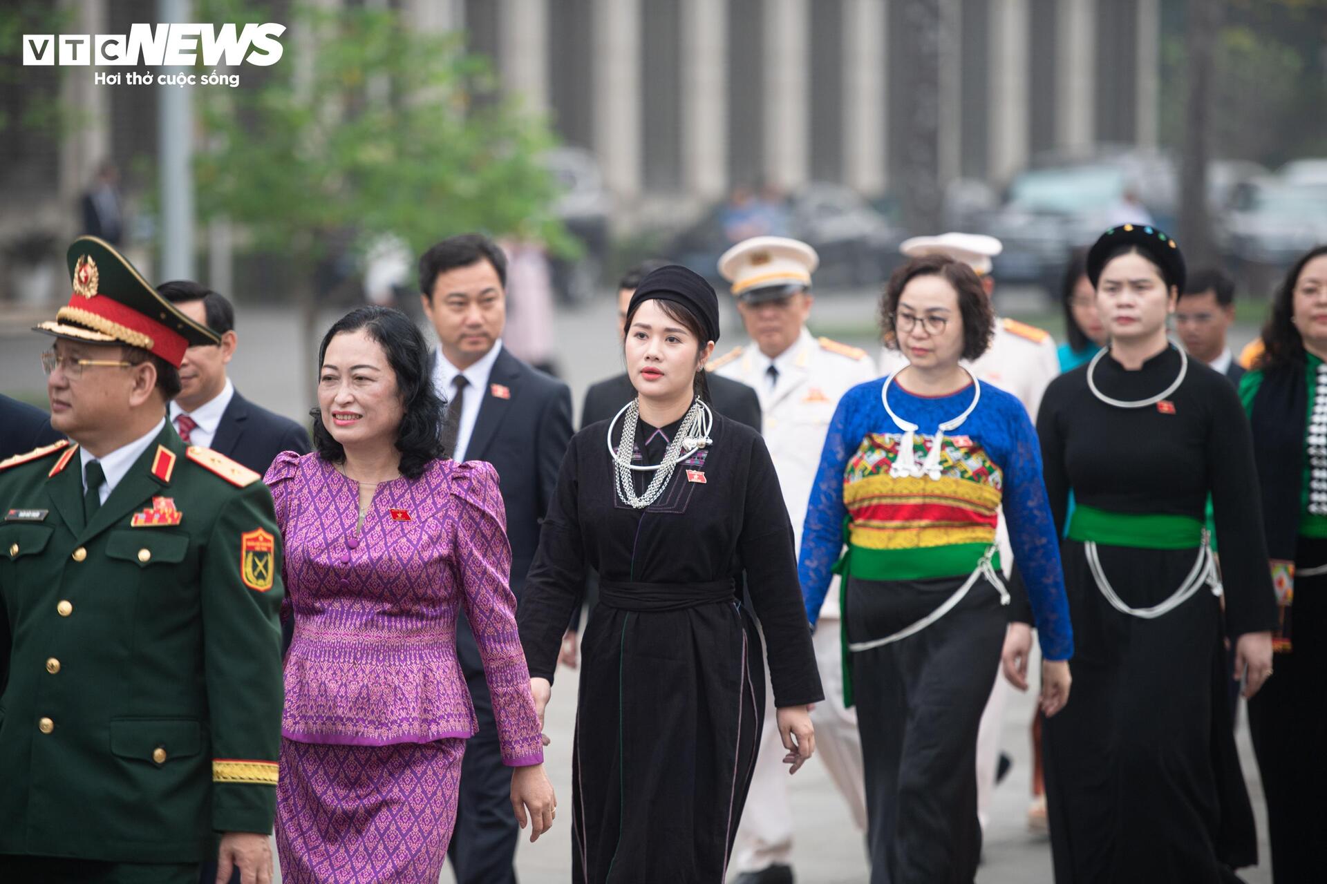 Lãnh đạo Đảng, Nhà nước, đại biểu Quốc hội vào Lăng viếng Chủ tịch Hồ Chí Minh - 6