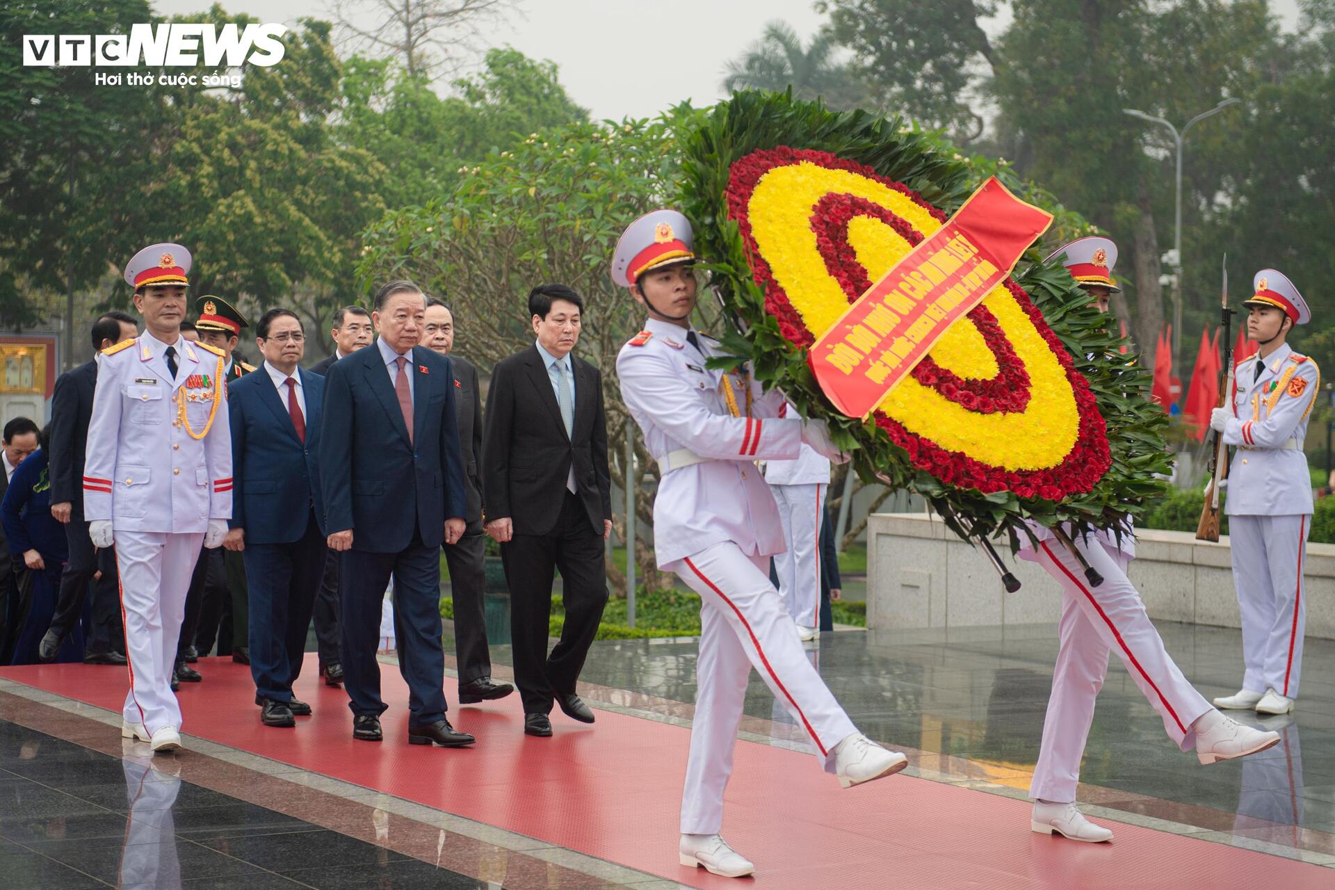 Lãnh đạo Đảng, Nhà nước, đại biểu Quốc hội vào Lăng viếng Chủ tịch Hồ Chí Minh - 11