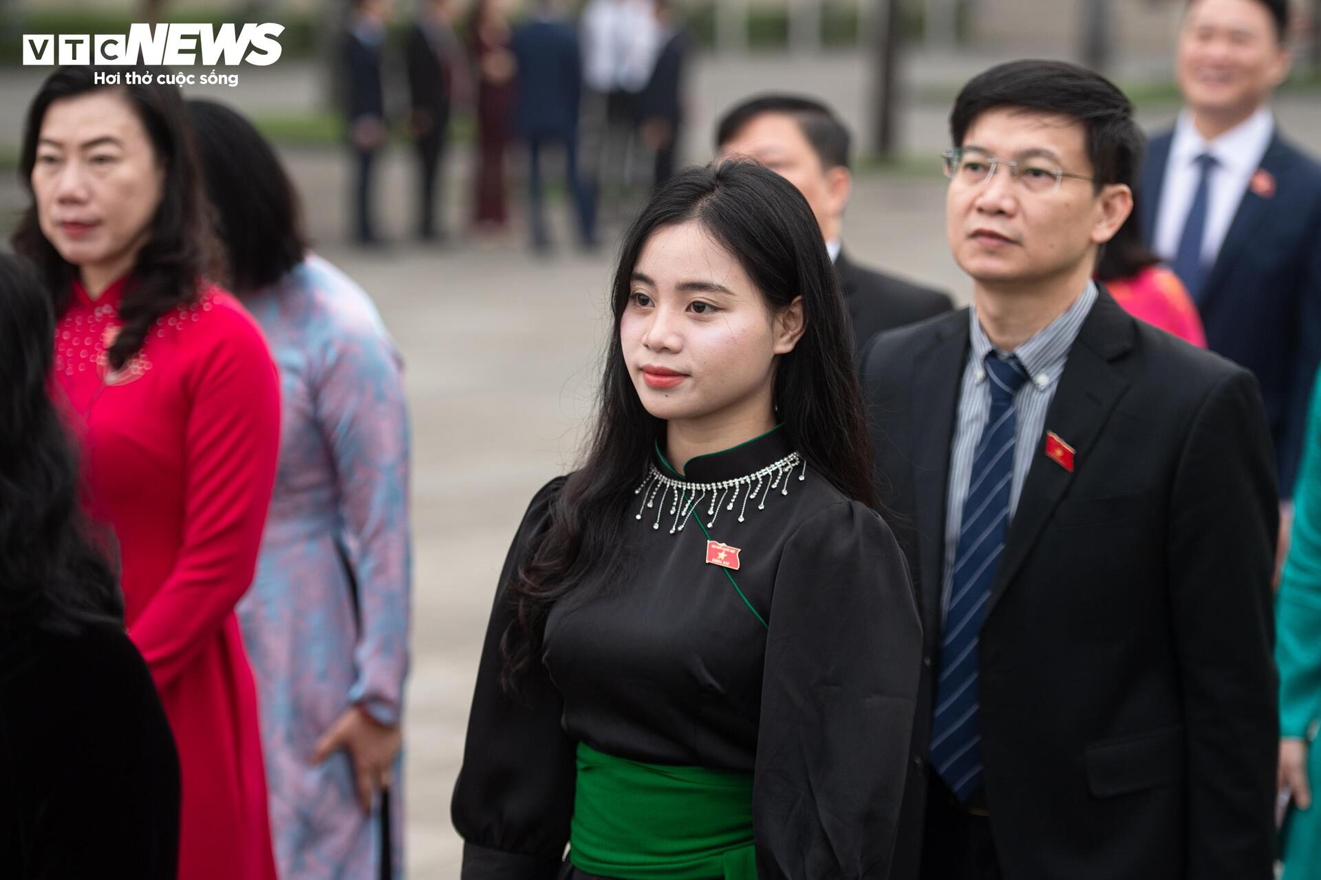 Lãnh đạo Đảng, Nhà nước, đại biểu Quốc hội vào Lăng viếng Chủ tịch Hồ Chí Minh - 8