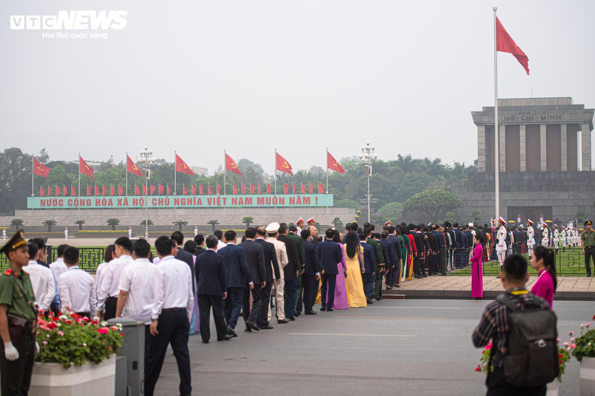 Lãnh đạo Đảng, Nhà nước, đại biểu Quốc hội vào Lăng viếng Chủ tịch Hồ Chí Minh - 1