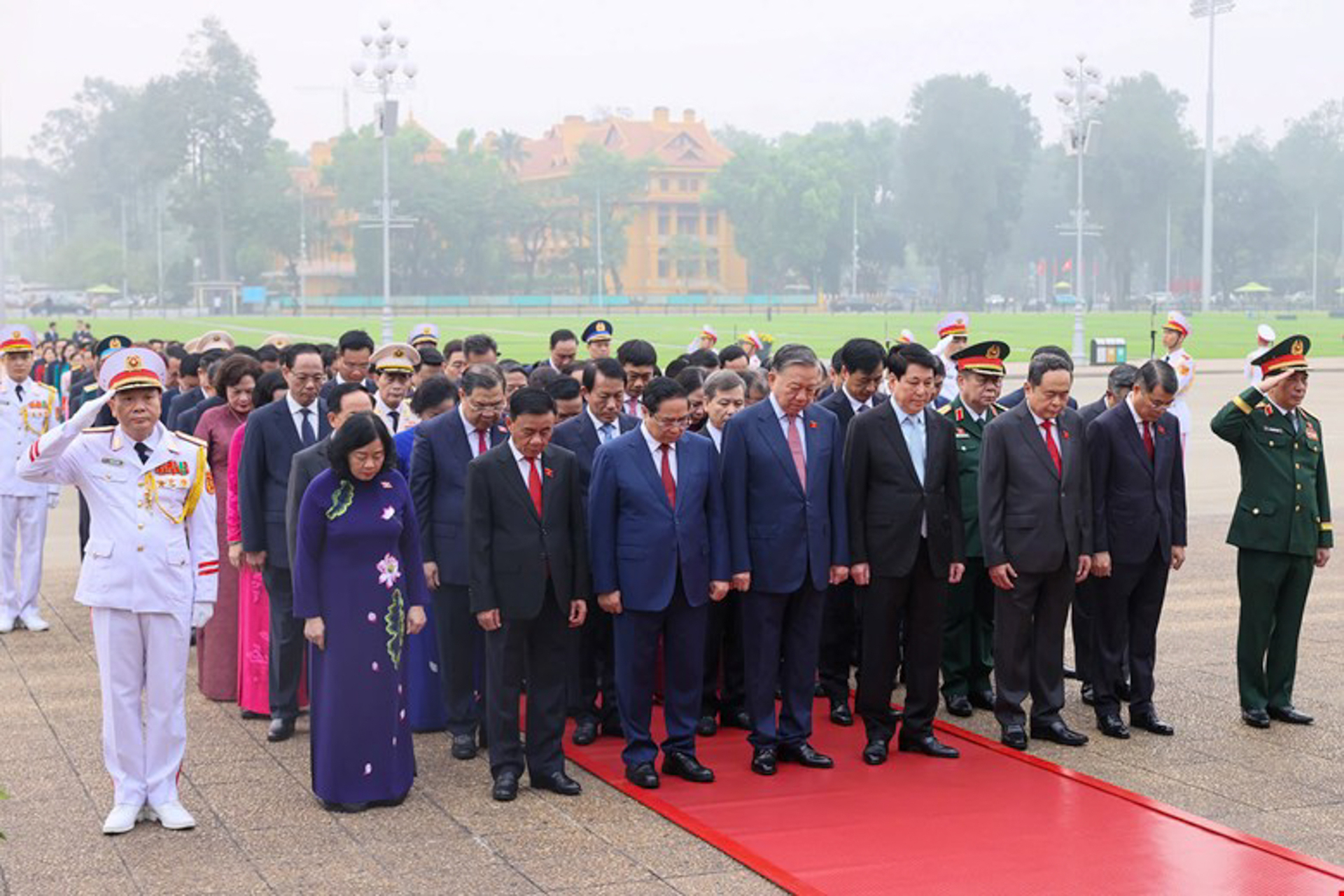 Lãnh đạo Đảng, Nhà nước, đại biểu Quốc hội vào Lăng viếng Chủ tịch Hồ Chí Minh - 3