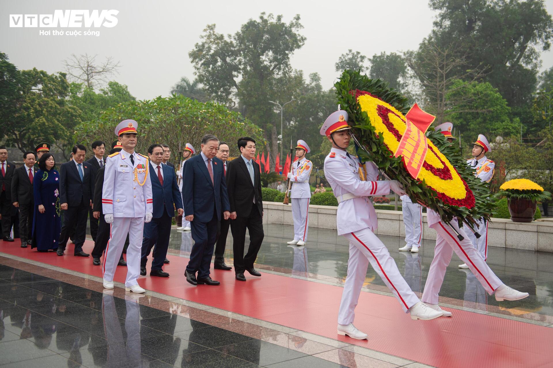 Lãnh đạo Đảng, Nhà nước, đại biểu Quốc hội vào Lăng viếng Chủ tịch Hồ Chí Minh - 10