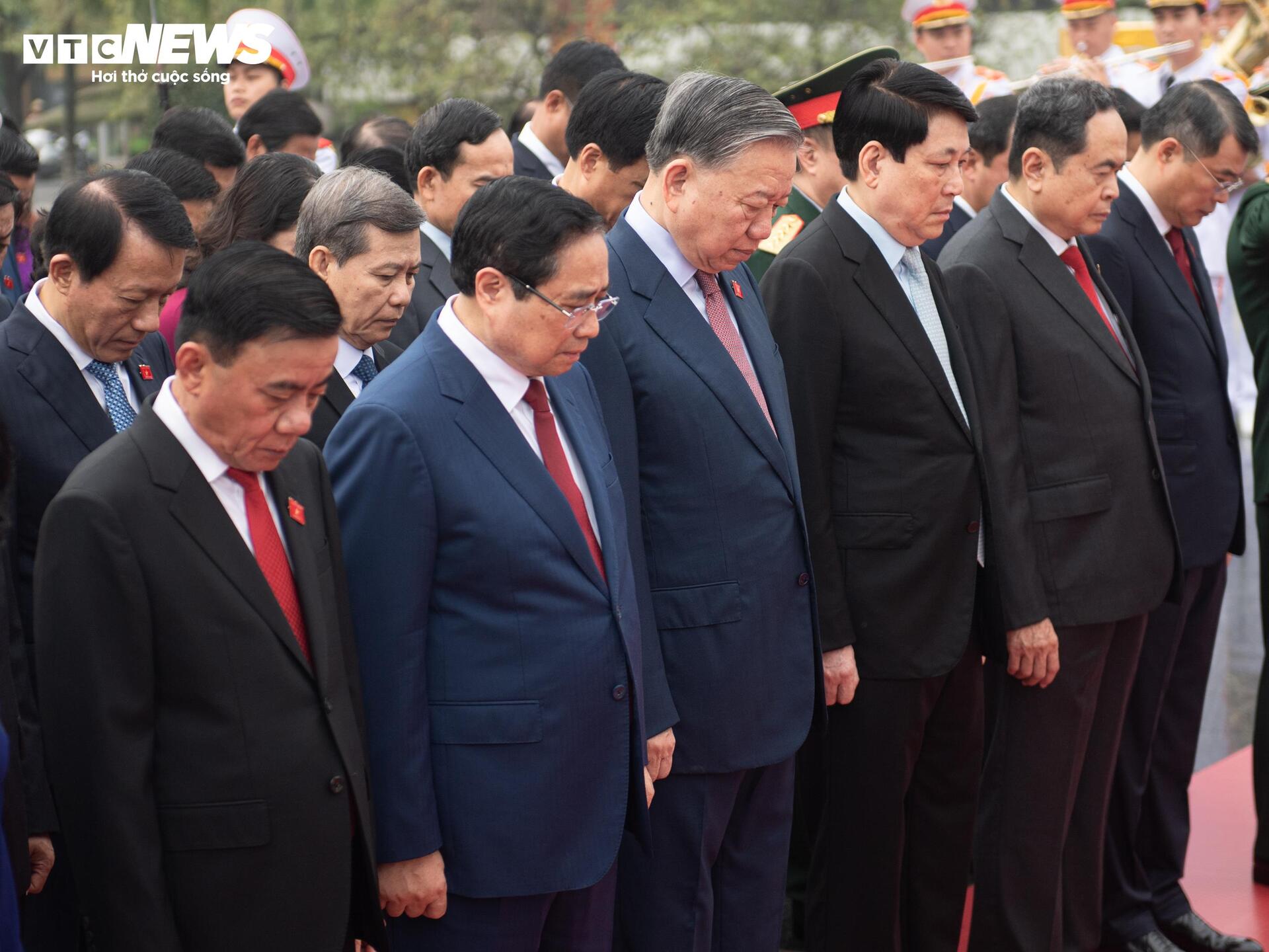 Lãnh đạo Đảng, Nhà nước, đại biểu Quốc hội vào Lăng viếng Chủ tịch Hồ Chí Minh - 12