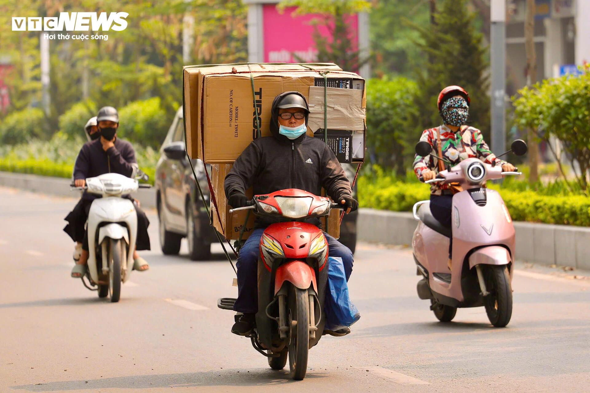 Người Hà Nội 'nung mình' trong đợt nắng nóng gay gắt đầu tiên năm 2026 - 1