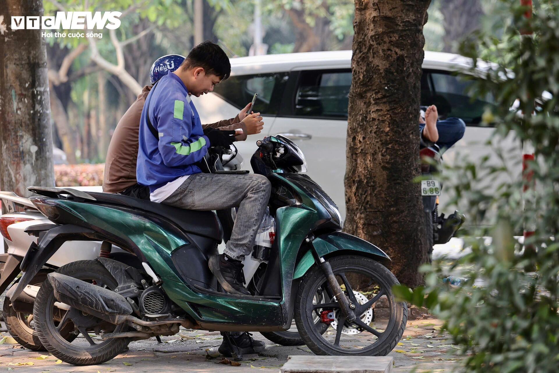 Người Hà Nội 'nung mình' trong đợt nắng nóng gay gắt đầu tiên năm 2026 - 11