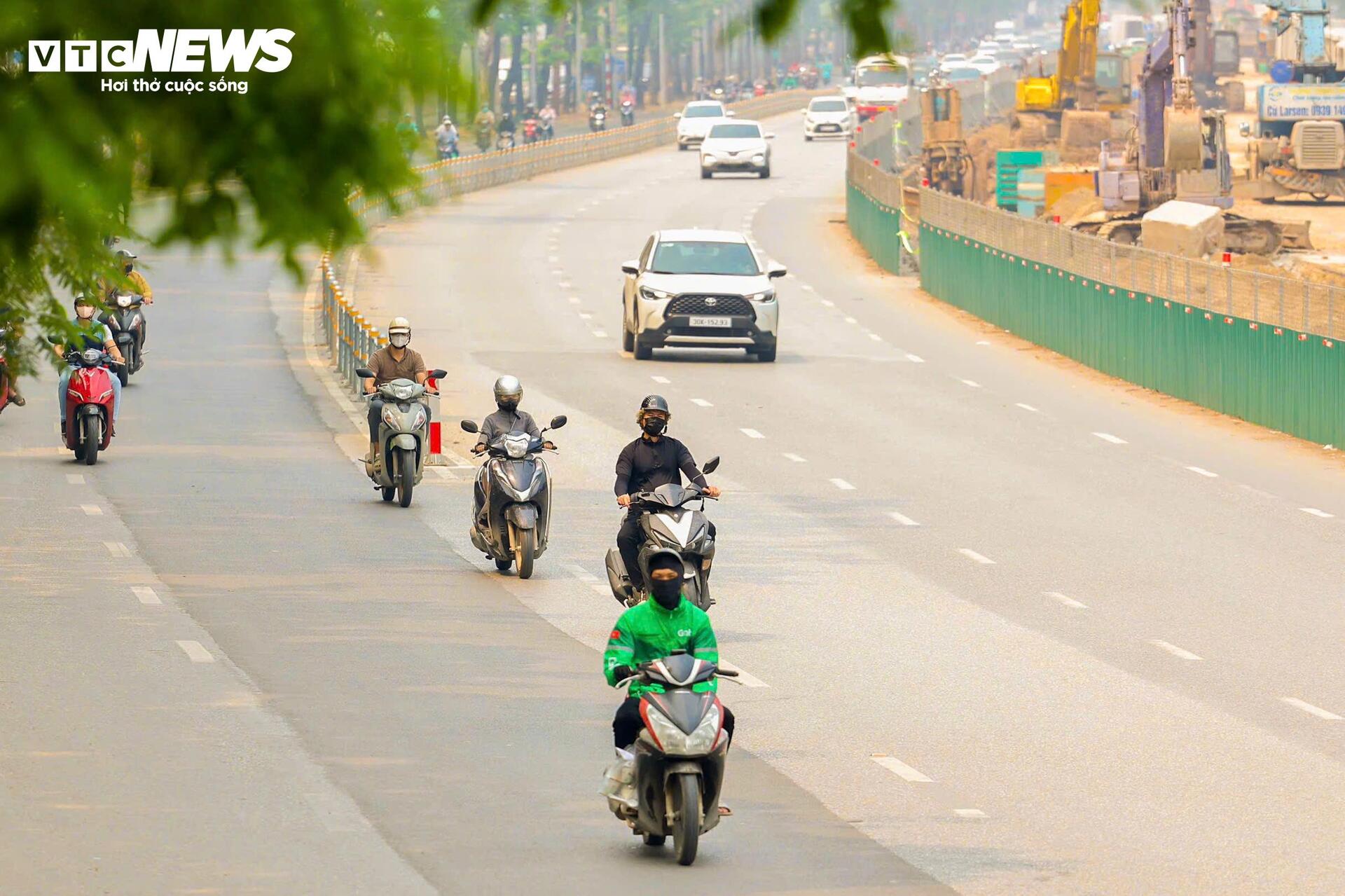 Người Hà Nội 'nung mình' trong đợt nắng nóng gay gắt đầu tiên năm 2026 - 2