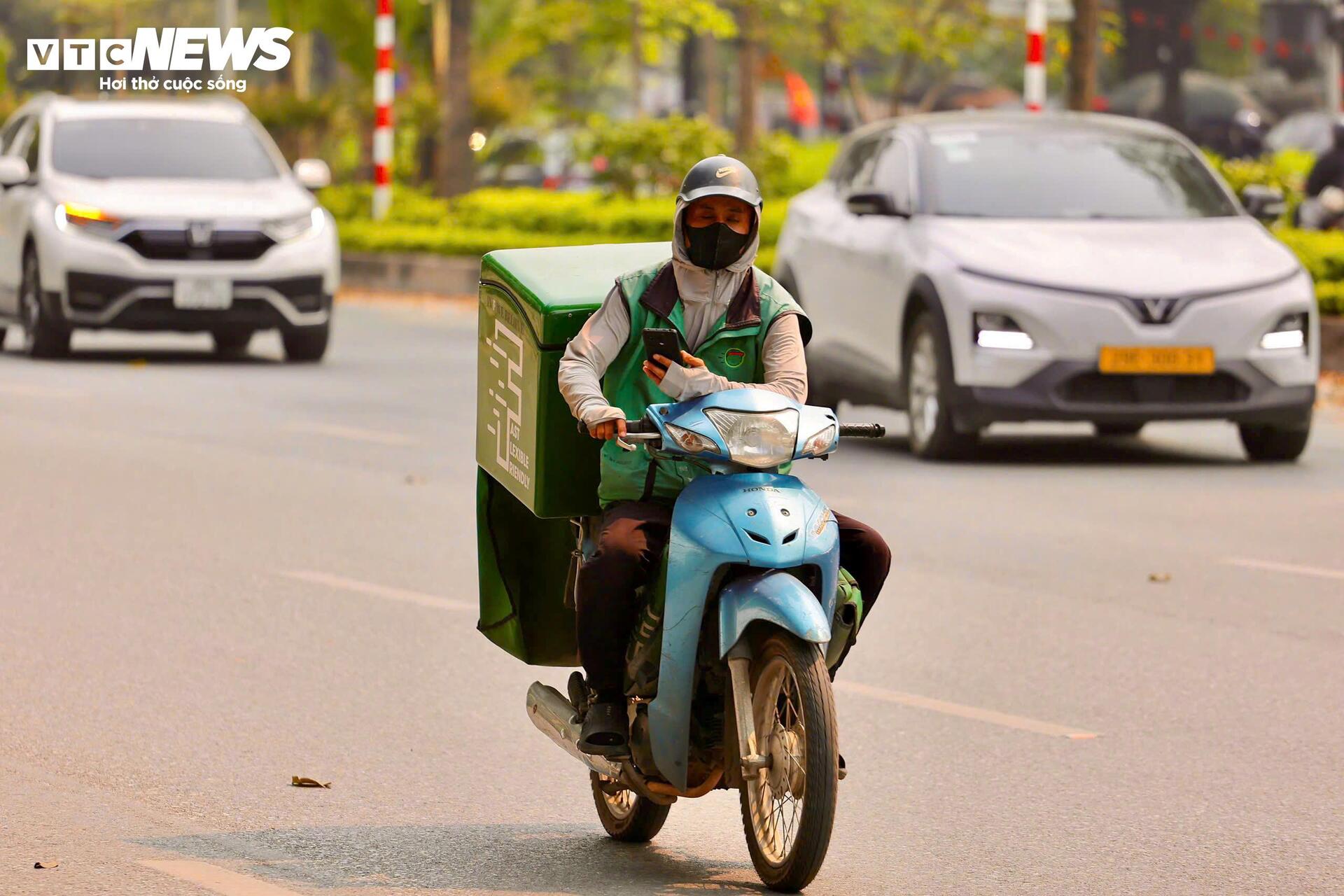 Người Hà Nội 'nung mình' trong đợt nắng nóng gay gắt đầu tiên năm 2026 - 4