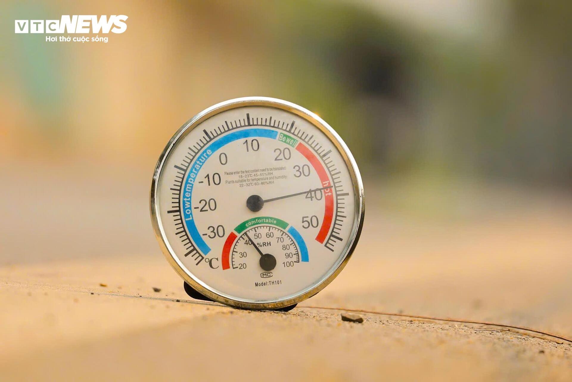 Người Hà Nội 'nung mình' trong đợt nắng nóng gay gắt đầu tiên năm 2026 - 5