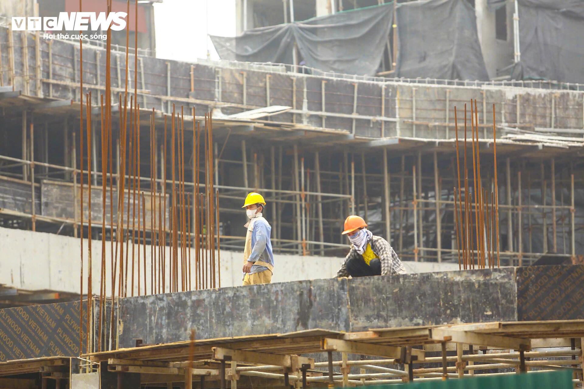 Người Hà Nội 'nung mình' trong đợt nắng nóng gay gắt đầu tiên năm 2026 - 7