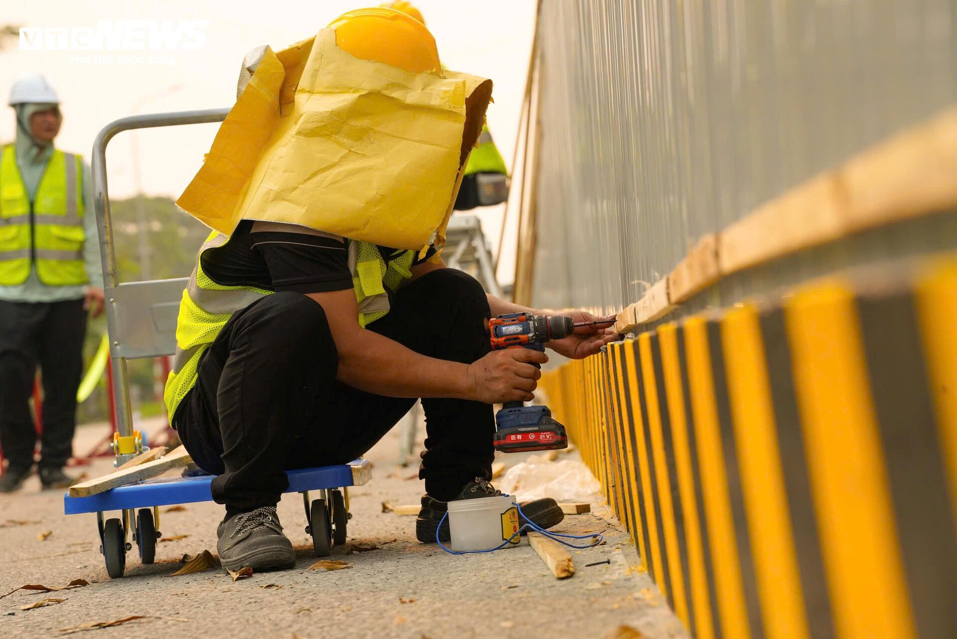 Người Hà Nội 'nung mình' trong đợt nắng nóng gay gắt đầu tiên năm 2026 - 9