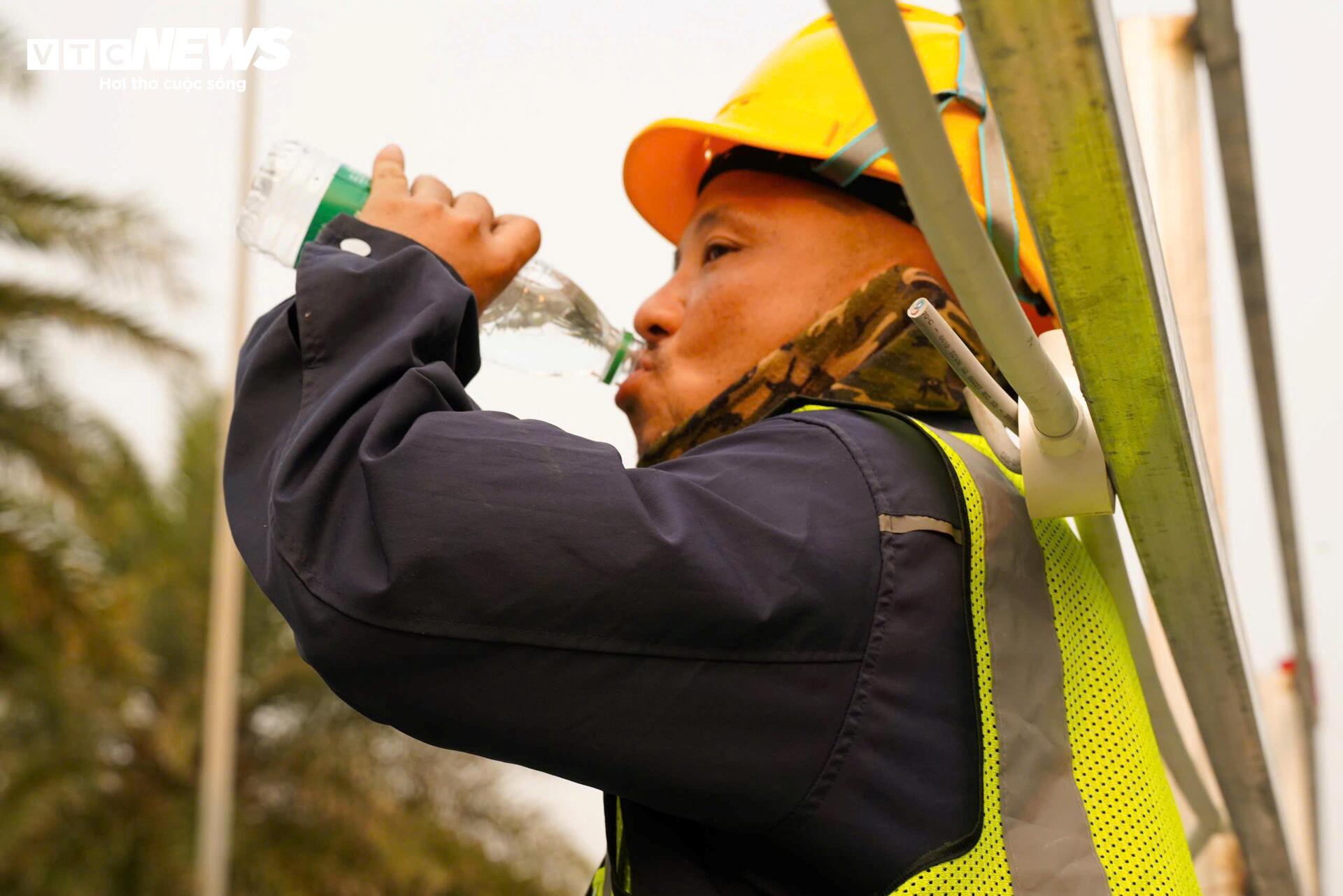 Người Hà Nội 'nung mình' trong đợt nắng nóng gay gắt đầu tiên năm 2026 - 8