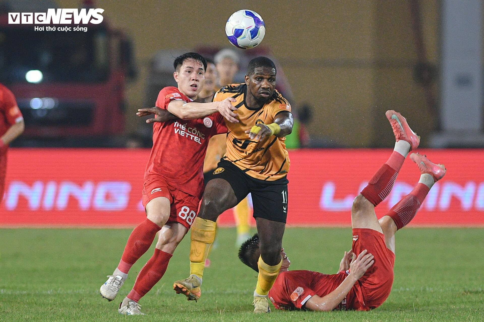 Đối thủ can không nổi, HLV Popov nổi giận lao vào trọng tài, lập tức bị thẻ đỏ - 3