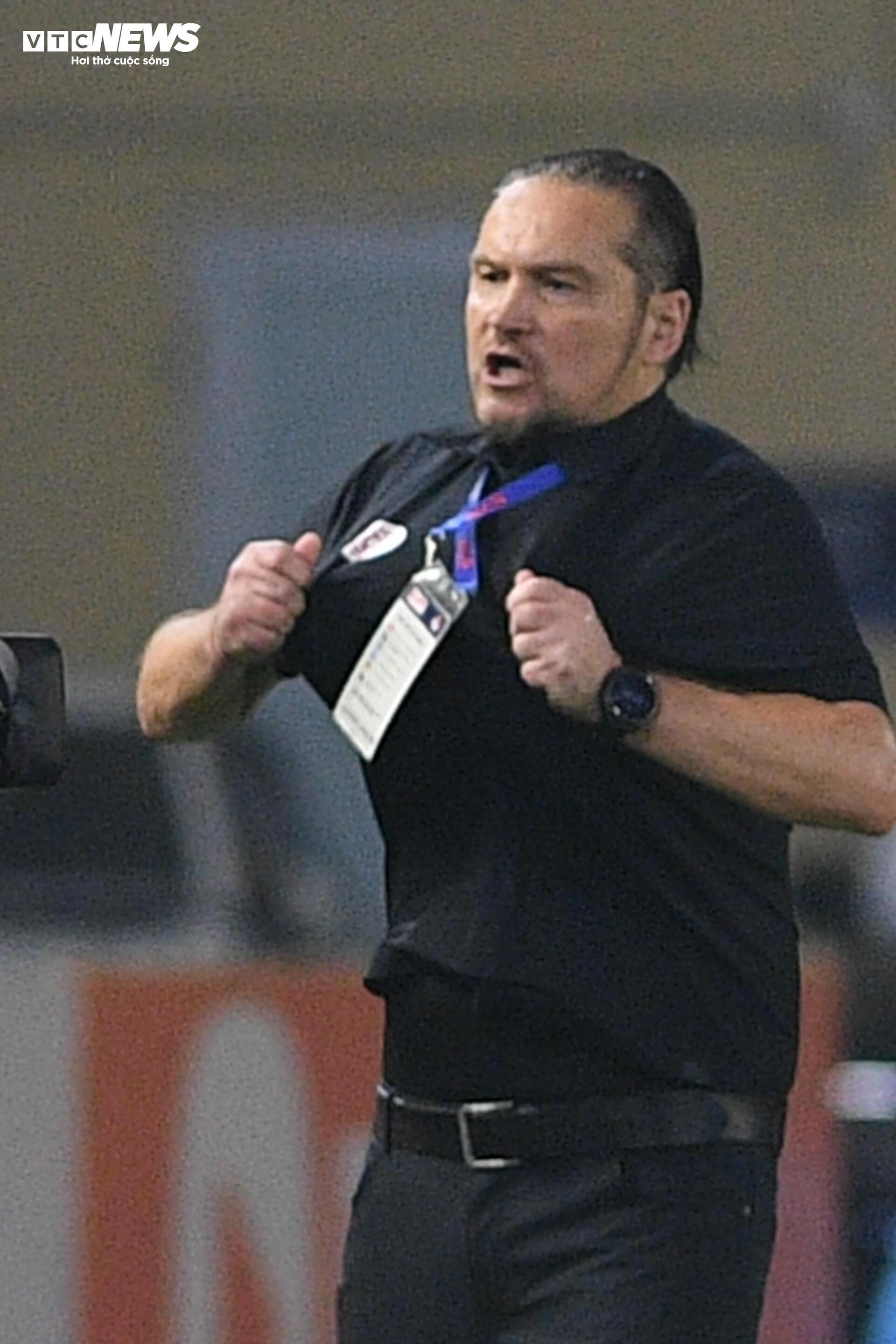 Đối thủ can không nổi, HLV Popov nổi giận lao vào trọng tài, lập tức bị thẻ đỏ - 6