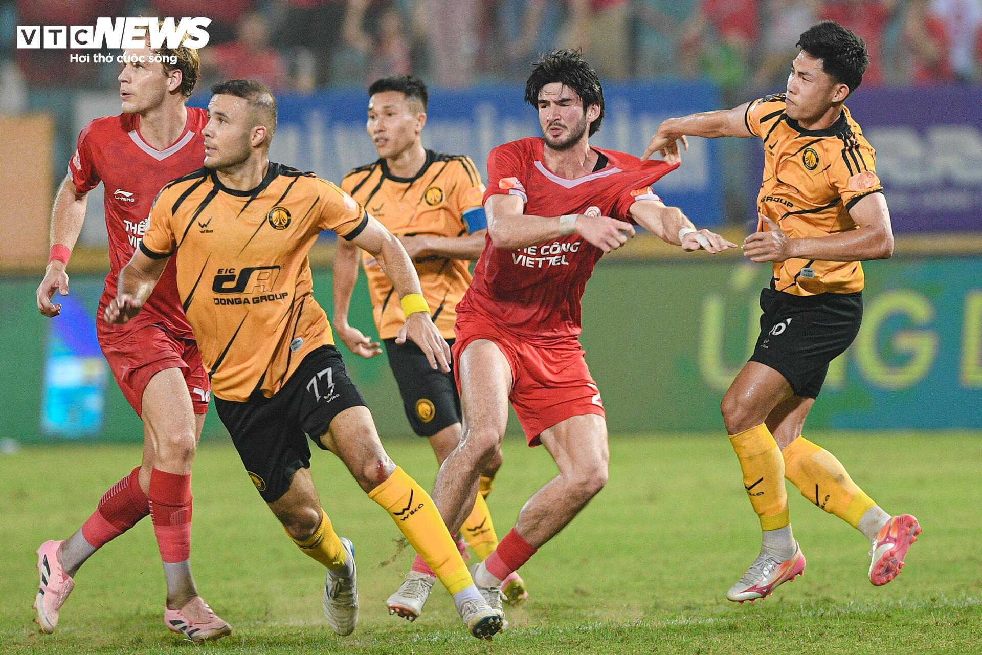 Đối thủ can không nổi, HLV Popov nổi giận lao vào trọng tài, lập tức bị thẻ đỏ - 7