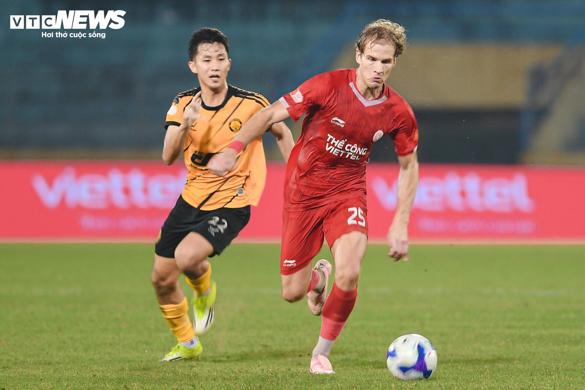 Đối thủ can không nổi, HLV Popov nổi giận lao vào trọng tài, lập tức bị thẻ đỏ - 11