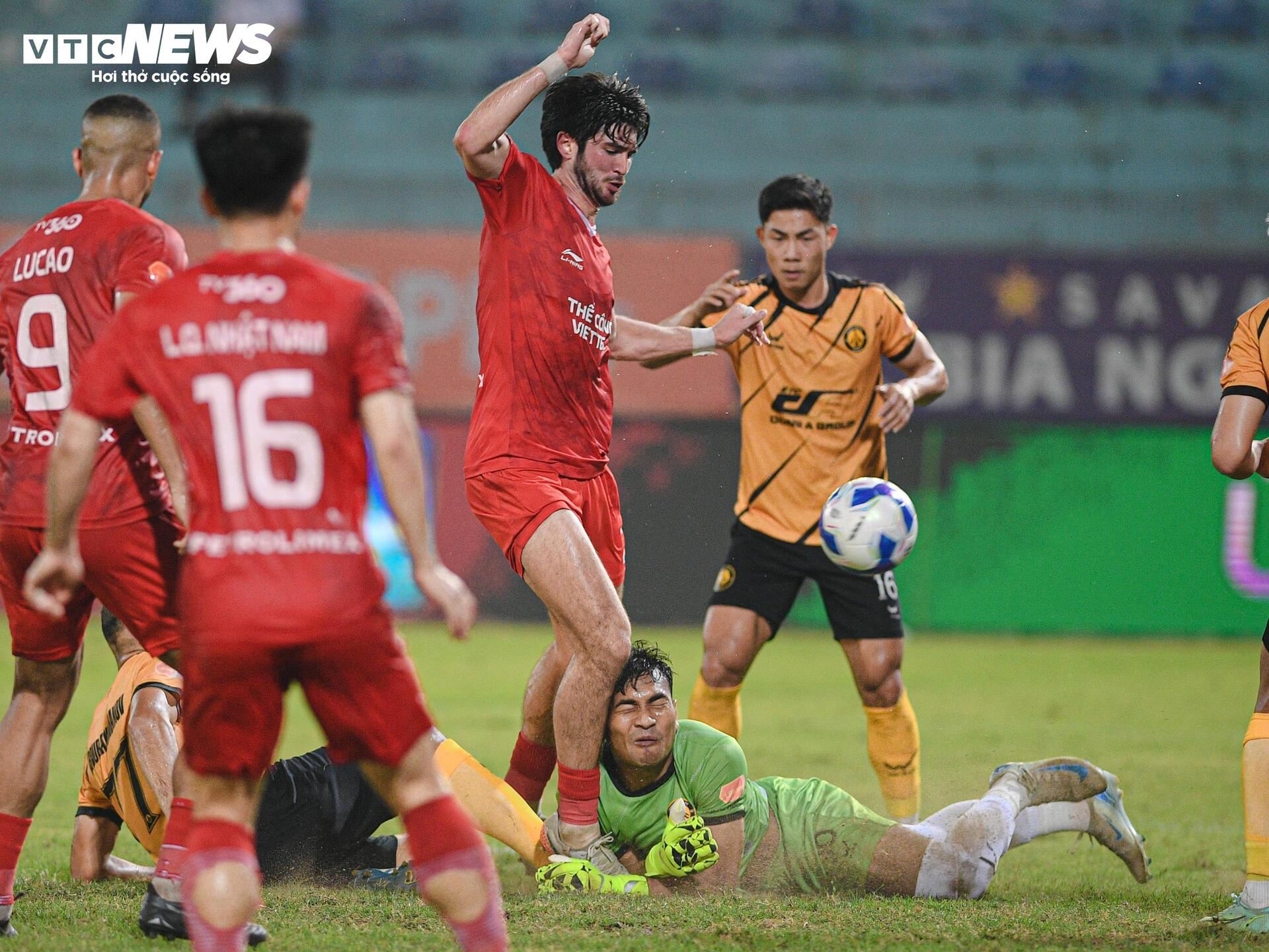 Đối thủ can không nổi, HLV Popov nổi giận lao vào trọng tài, lập tức bị thẻ đỏ - 2