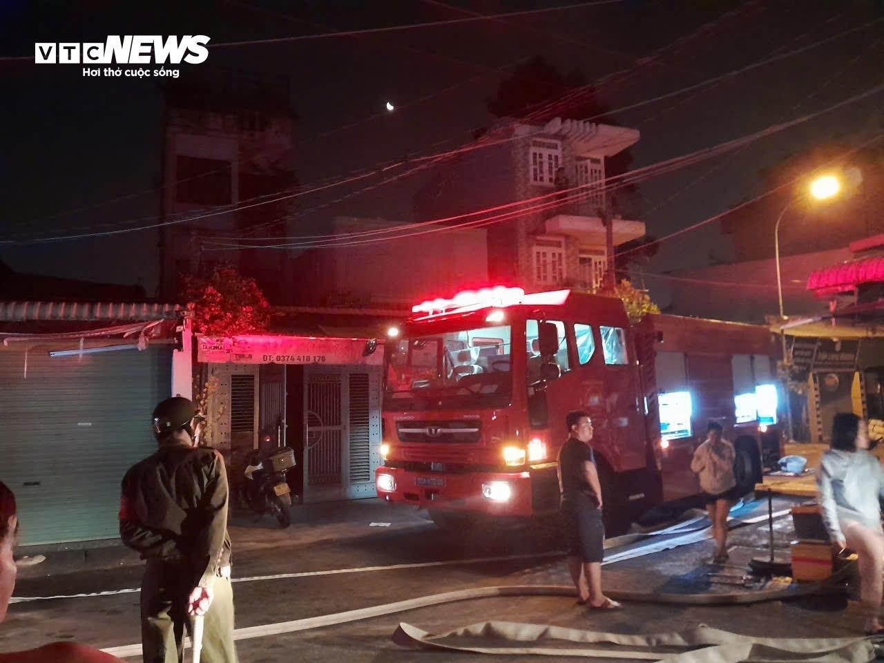 Nhân chứng kể phút bất lực nghe kêu cứu trong vụ cháy ở TP.HCM, 2 người tử vong - 1