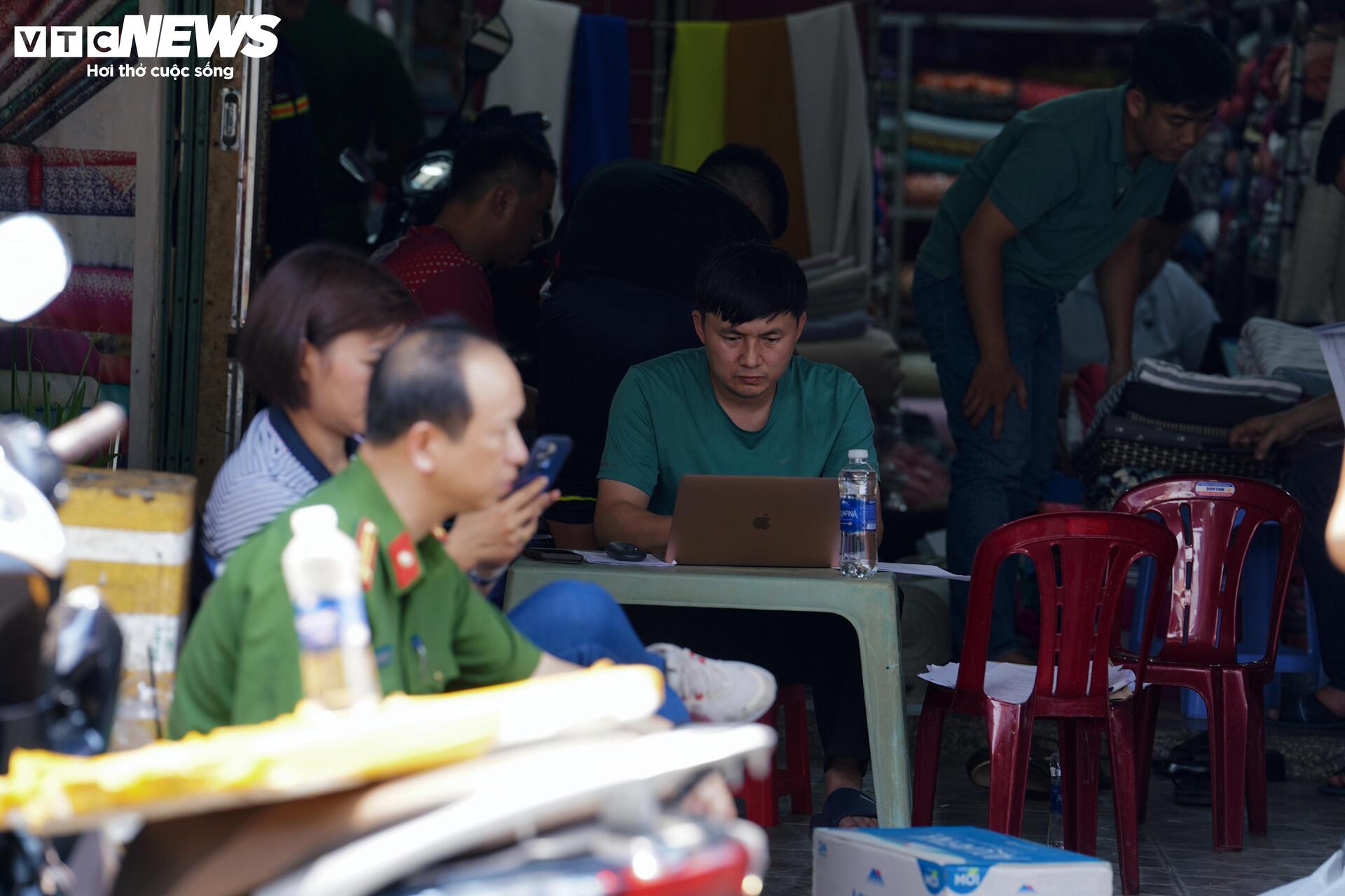 Nhân chứng kể phút bất lực nghe kêu cứu trong vụ cháy ở TP.HCM, 2 người tử vong - 13