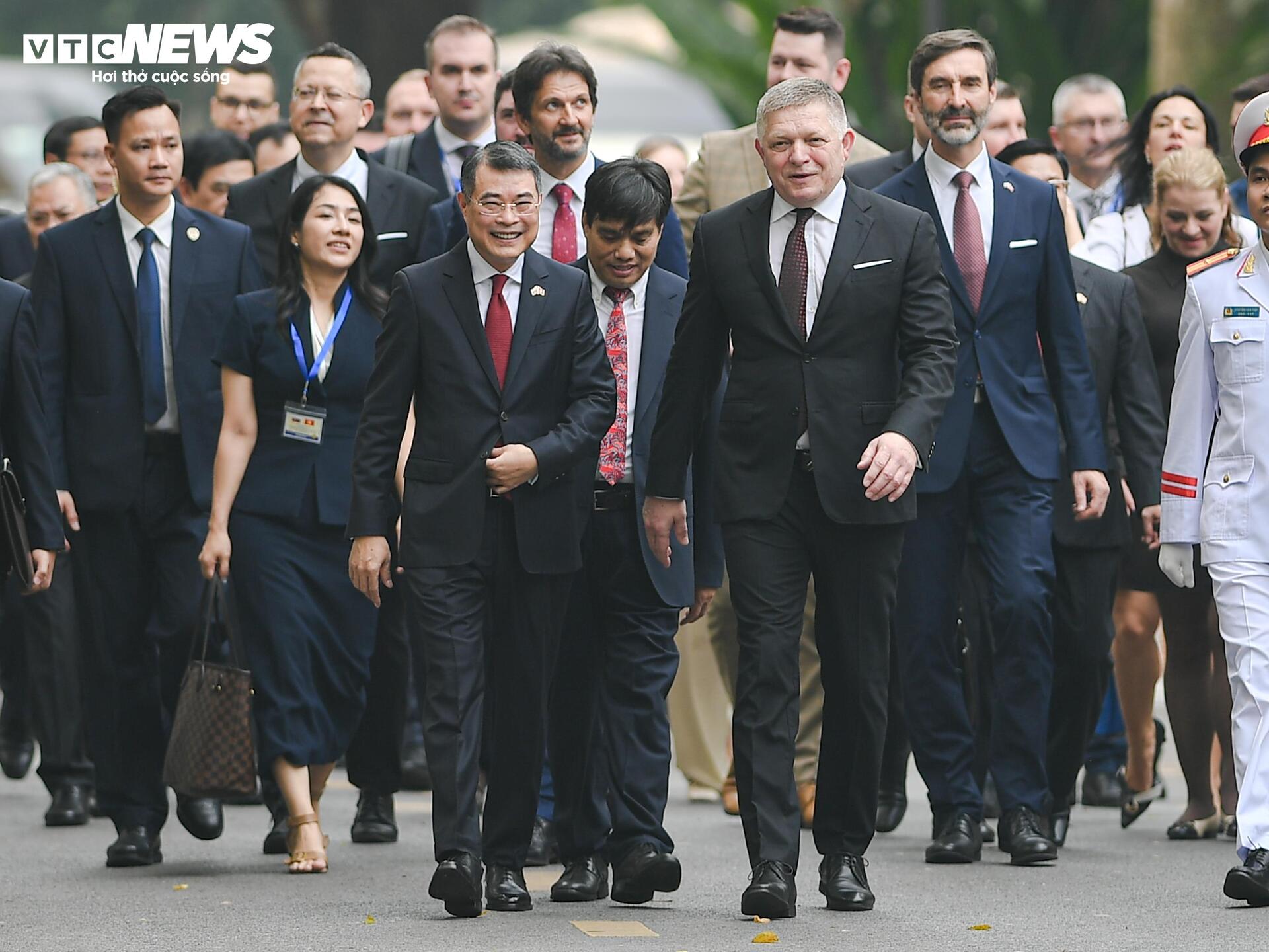 Thủ tướng Lê Minh Hưng chủ trì lễ đón Thủ tướng Slovakia - 9