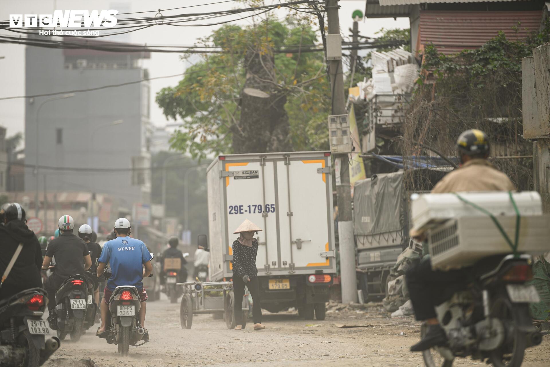 Đường 2km làm 10 năm chưa xong, dân mòn mỏi sống trong bụi bẩn, ô nhiễm - 3