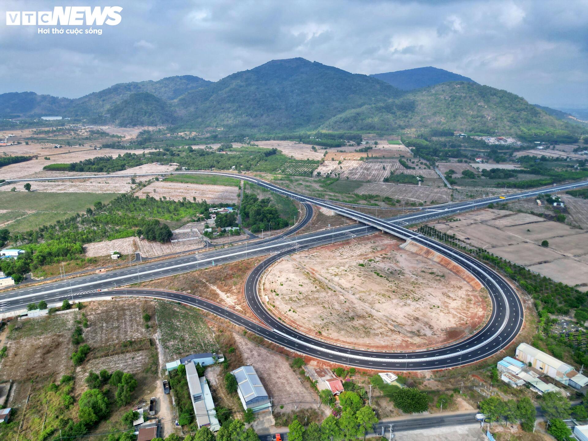 Cận cảnh gần 40km cao tốc Biên Hòa - Vũng Tàu sẵn sàng thông xe - 11