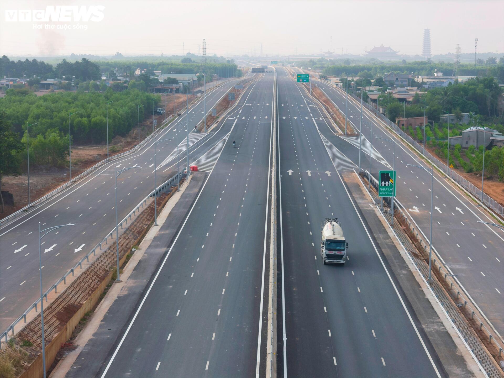 Cận cảnh gần 40km cao tốc Biên Hòa - Vũng Tàu sẵn sàng thông xe - 3
