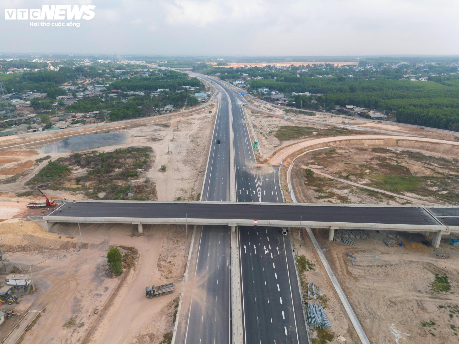 Cận cảnh gần 40km cao tốc Biên Hòa - Vũng Tàu sẵn sàng thông xe - 9