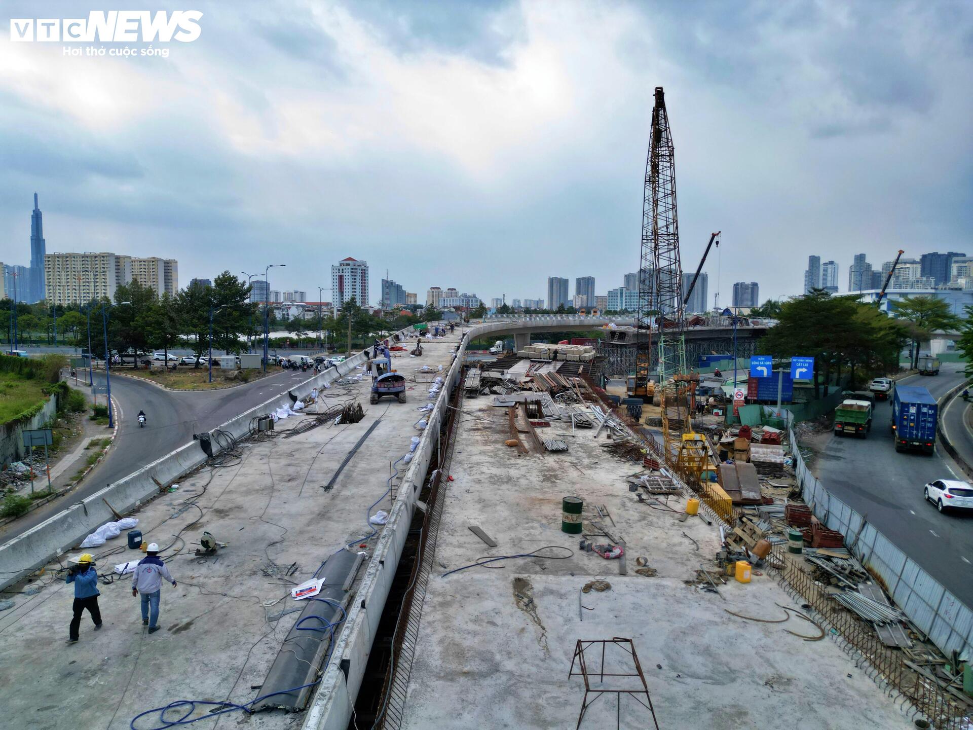 Cầu vượt nút giao 3.400 tỷ đồng ở TP.HCM tăng tốc về đích - 7