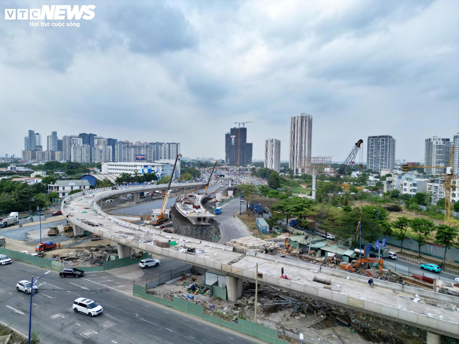 Cầu vượt nút giao 3.400 tỷ đồng ở TP.HCM tăng tốc về đích - 10
